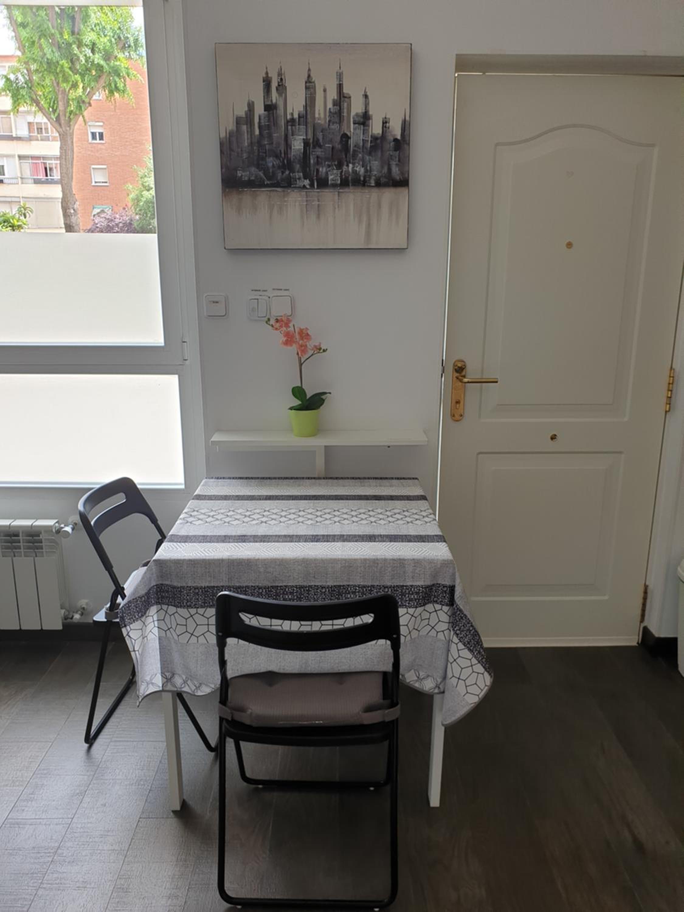 Cozy Studio Madrid - Metro Barrio del Pilar view 3