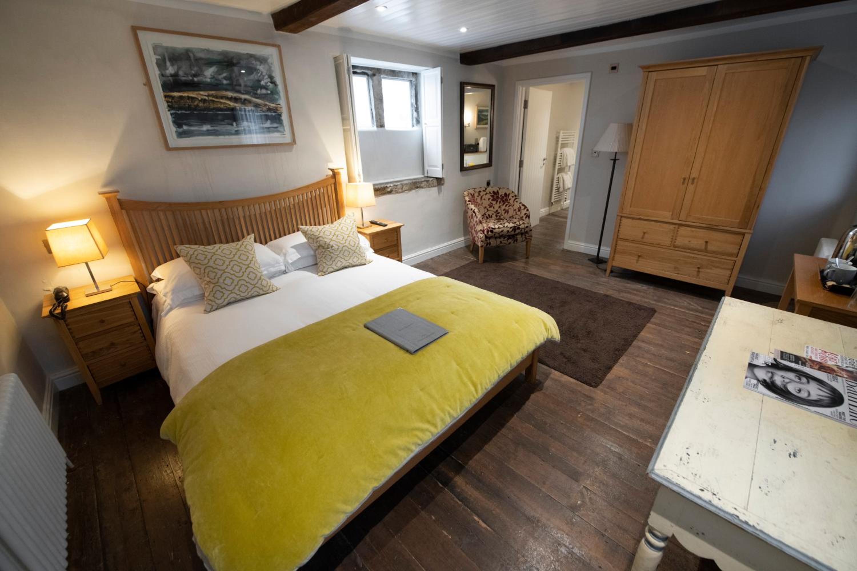 Wheelwrights Arms Country Inn & Pub