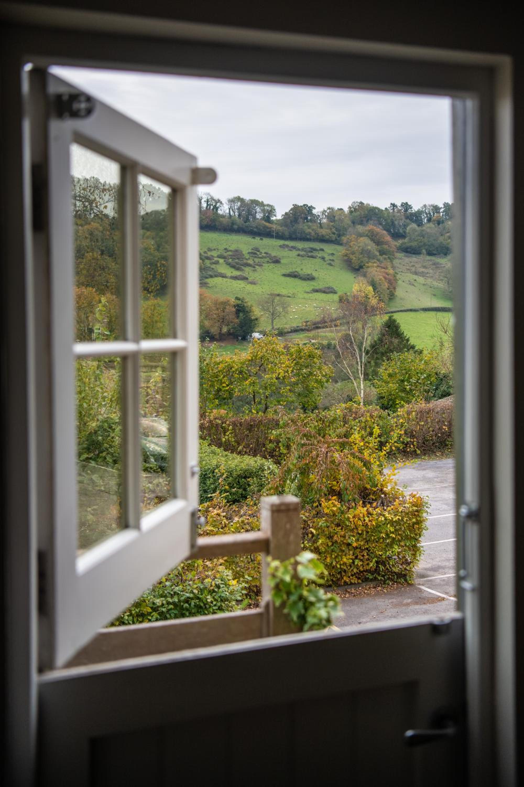 Wheelwrights Arms Country Inn & Pub