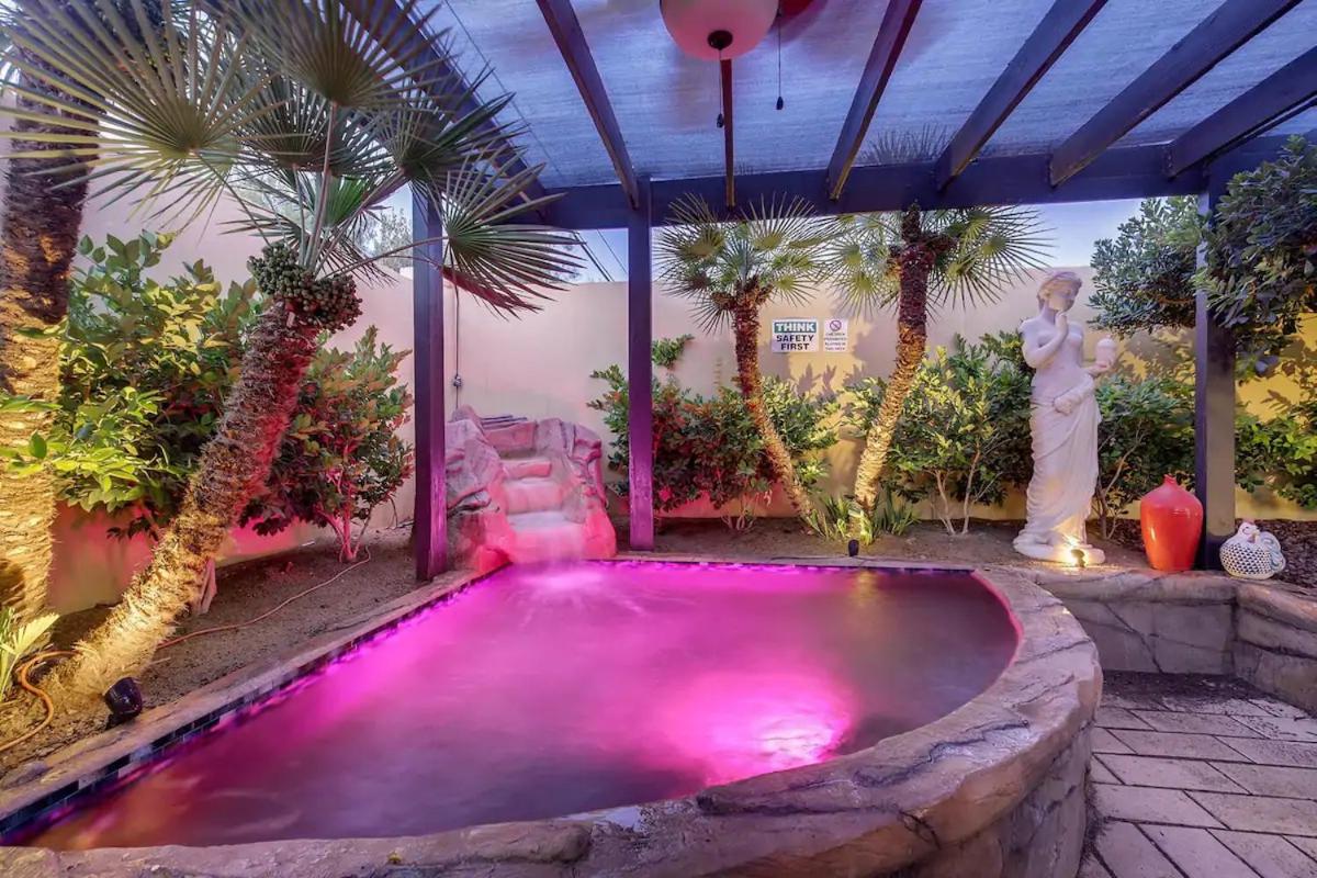 Villa Gordal - Enormous Villa in Las Vegas with 39 Sleeps view 5