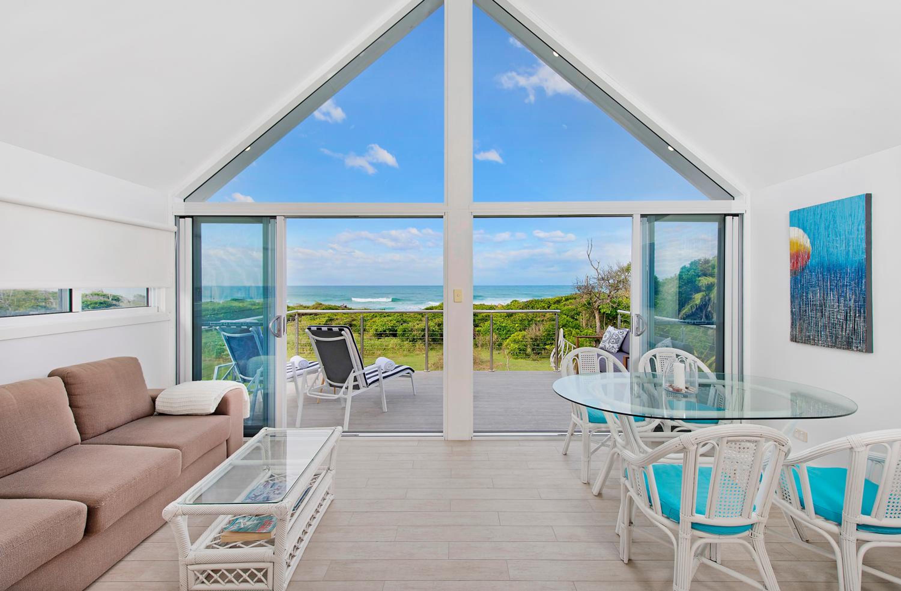 Middle Rock Beach House - Beach Front, Lake Cathie