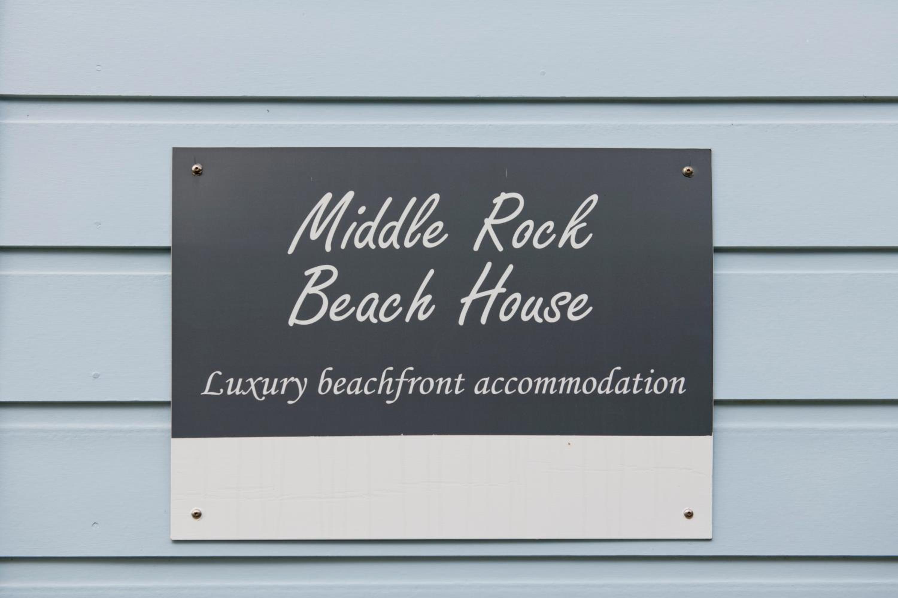 Middle Rock Beach House - Beach Front, Lake Cathie