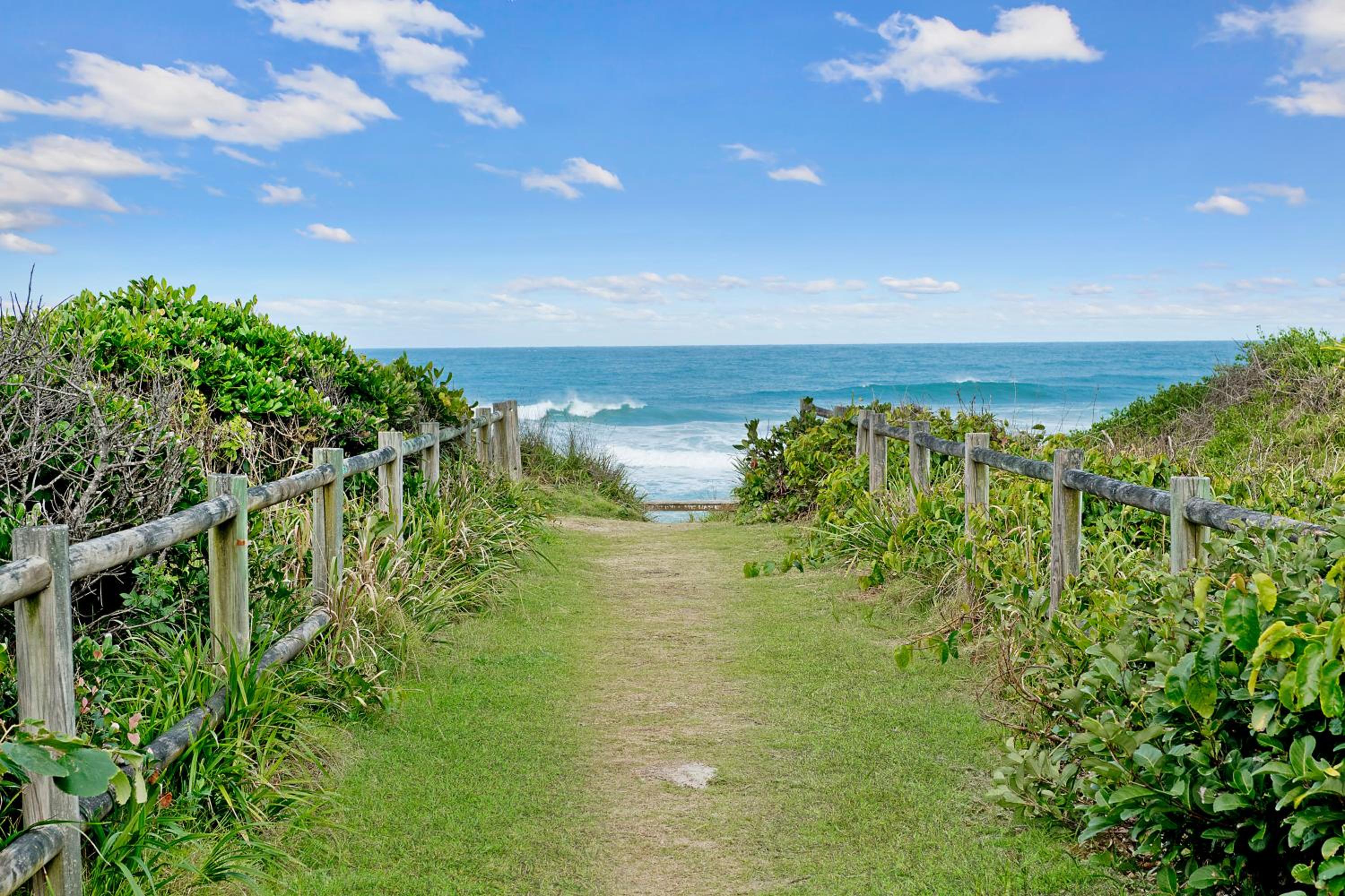 Middle Rock Beach House - Beach Front, Lake Cathie
