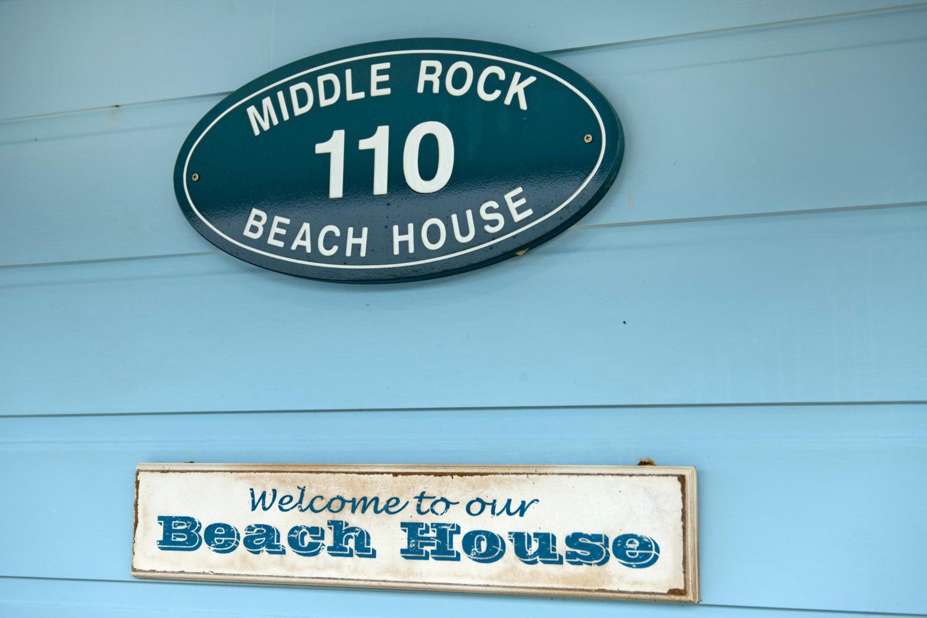 Middle Rock Beach House - Beach Front, Lake Cathie