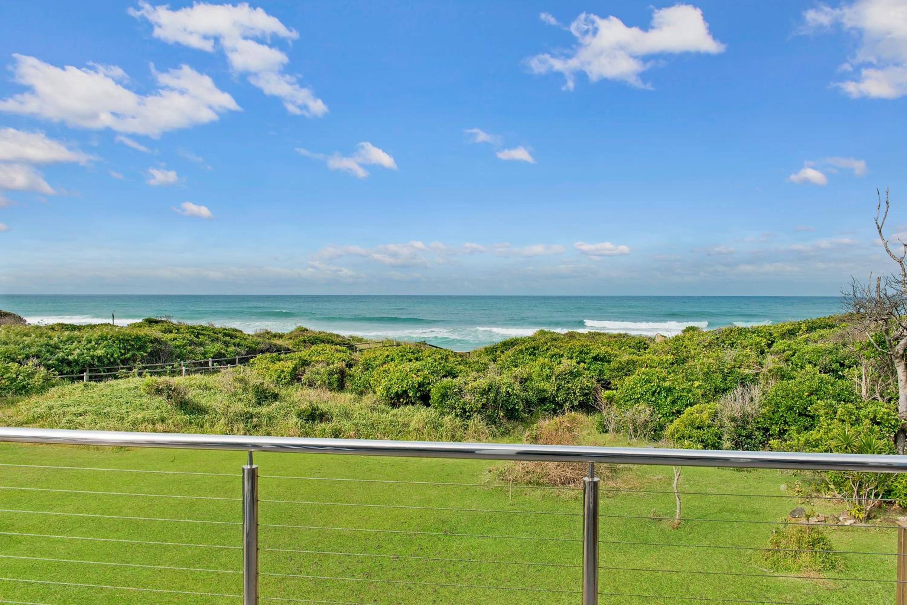 Middle Rock Beach House - Beach Front, Lake Cathie
