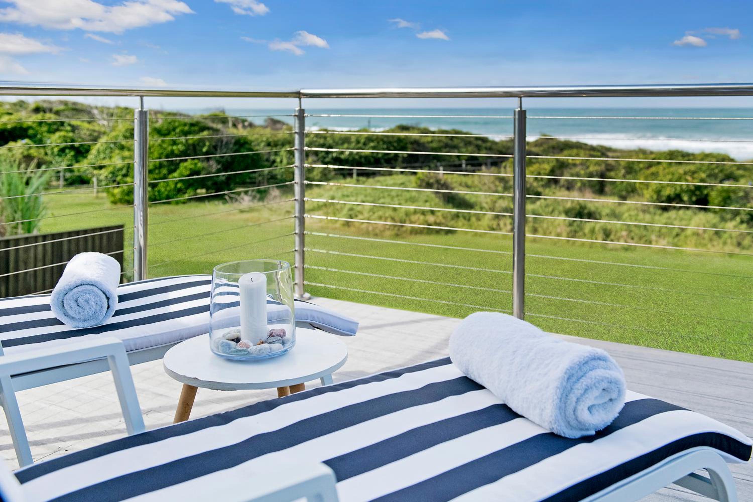 Middle Rock Beach House - Beach Front, Lake Cathie