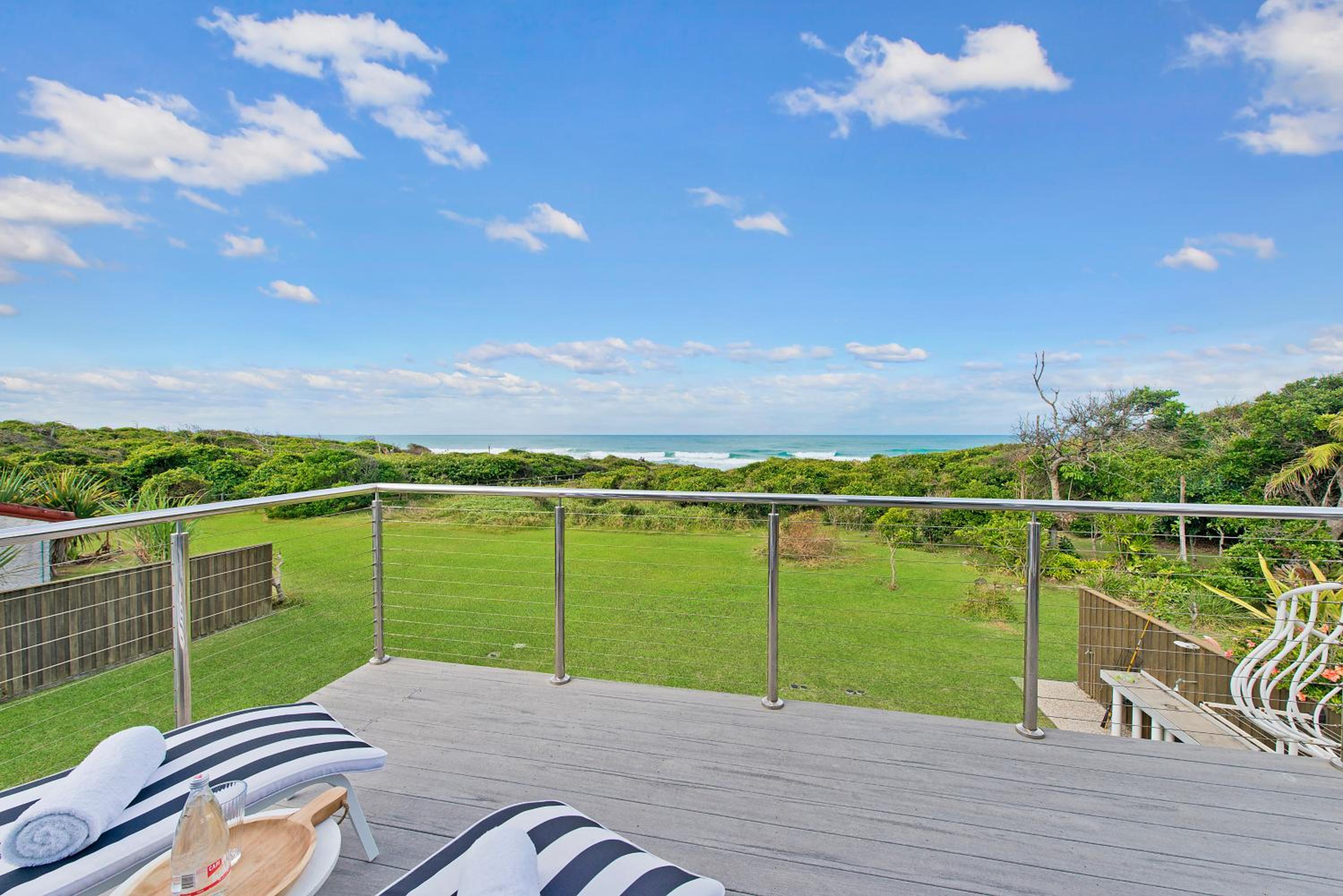 Middle Rock Beach House - Beach Front, Lake Cathie