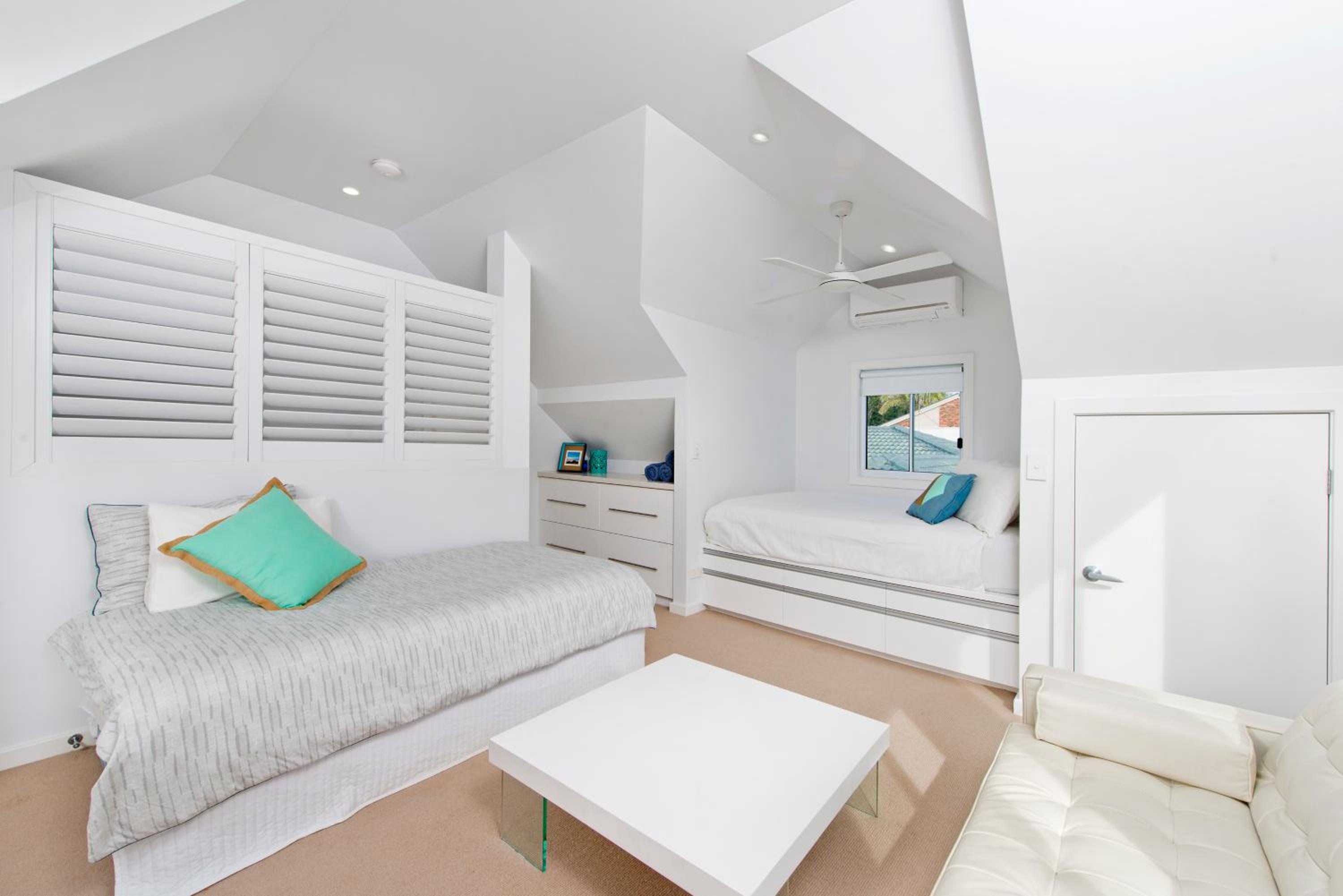 Middle Rock Beach House - Beach Front, Lake Cathie