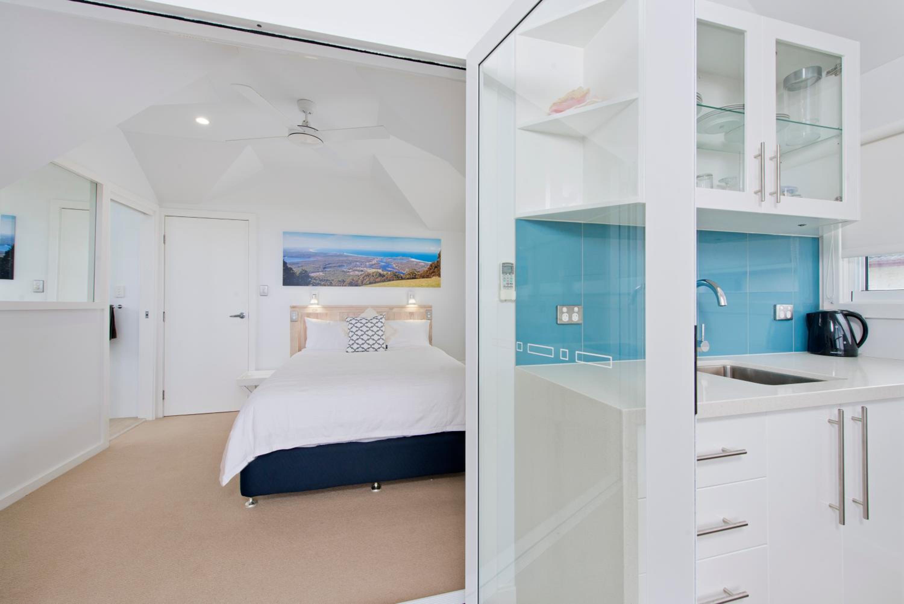 Middle Rock Beach House - Beach Front, Lake Cathie