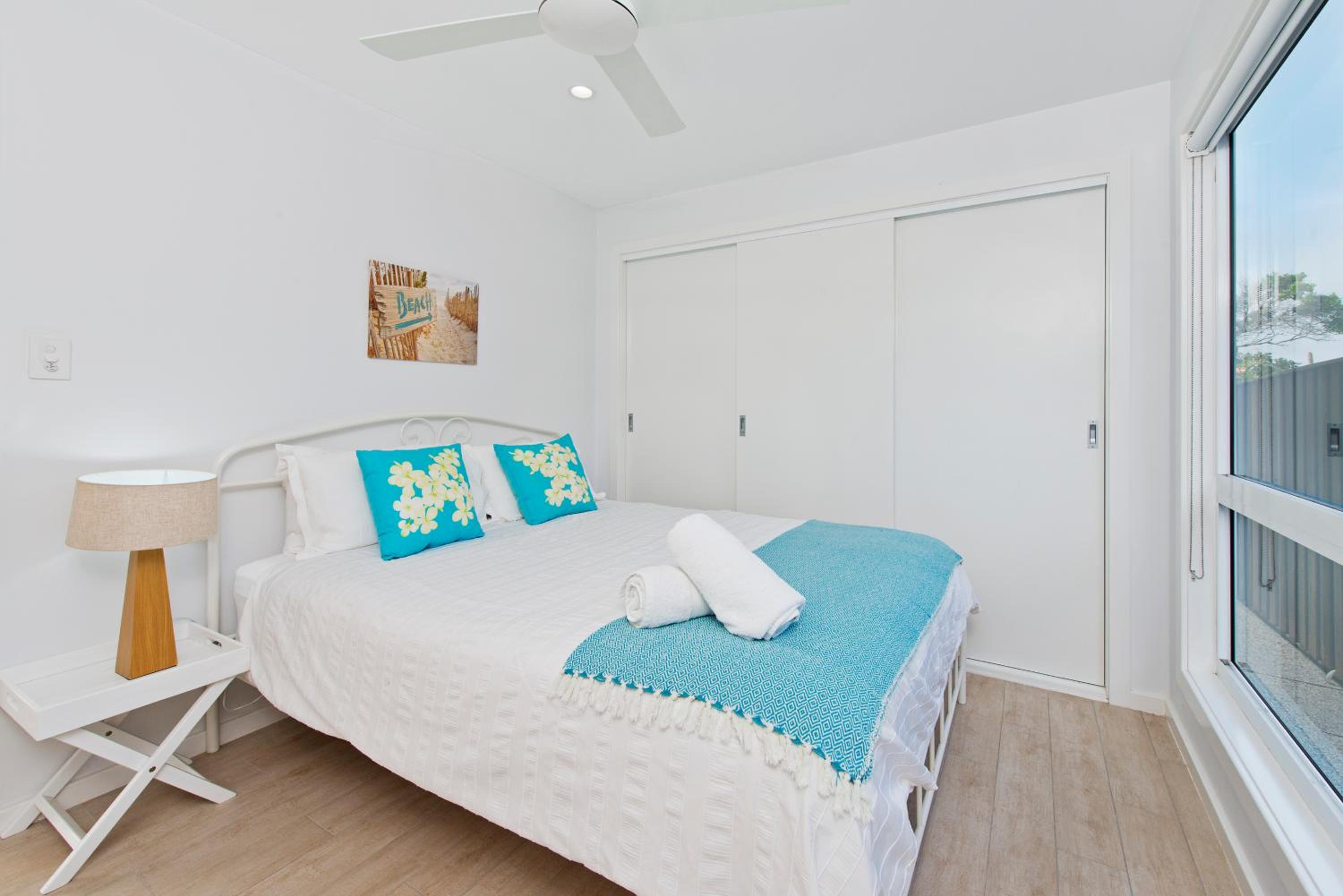Middle Rock Beach House - Beach Front, Lake Cathie