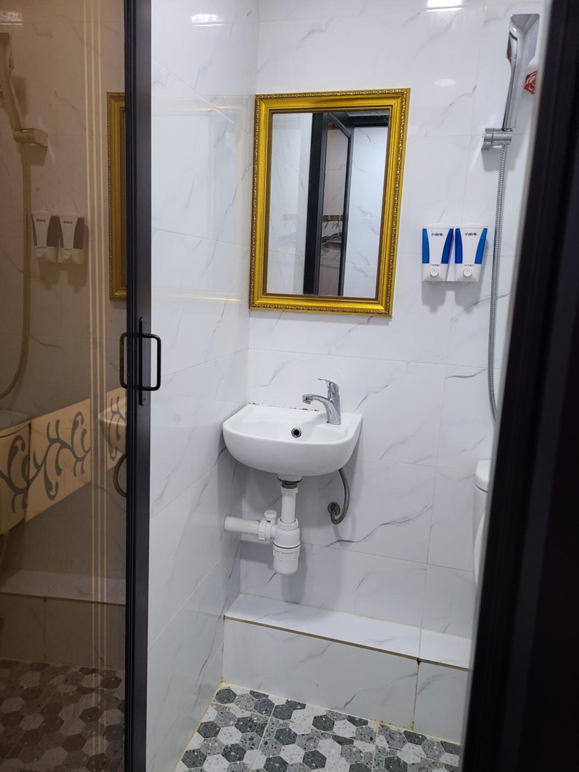BOHOL HOSTEL Dhillon Hotels HK Block D 24 HOUR RECEPTION 10th floor Block D CHUNGKING MANSION