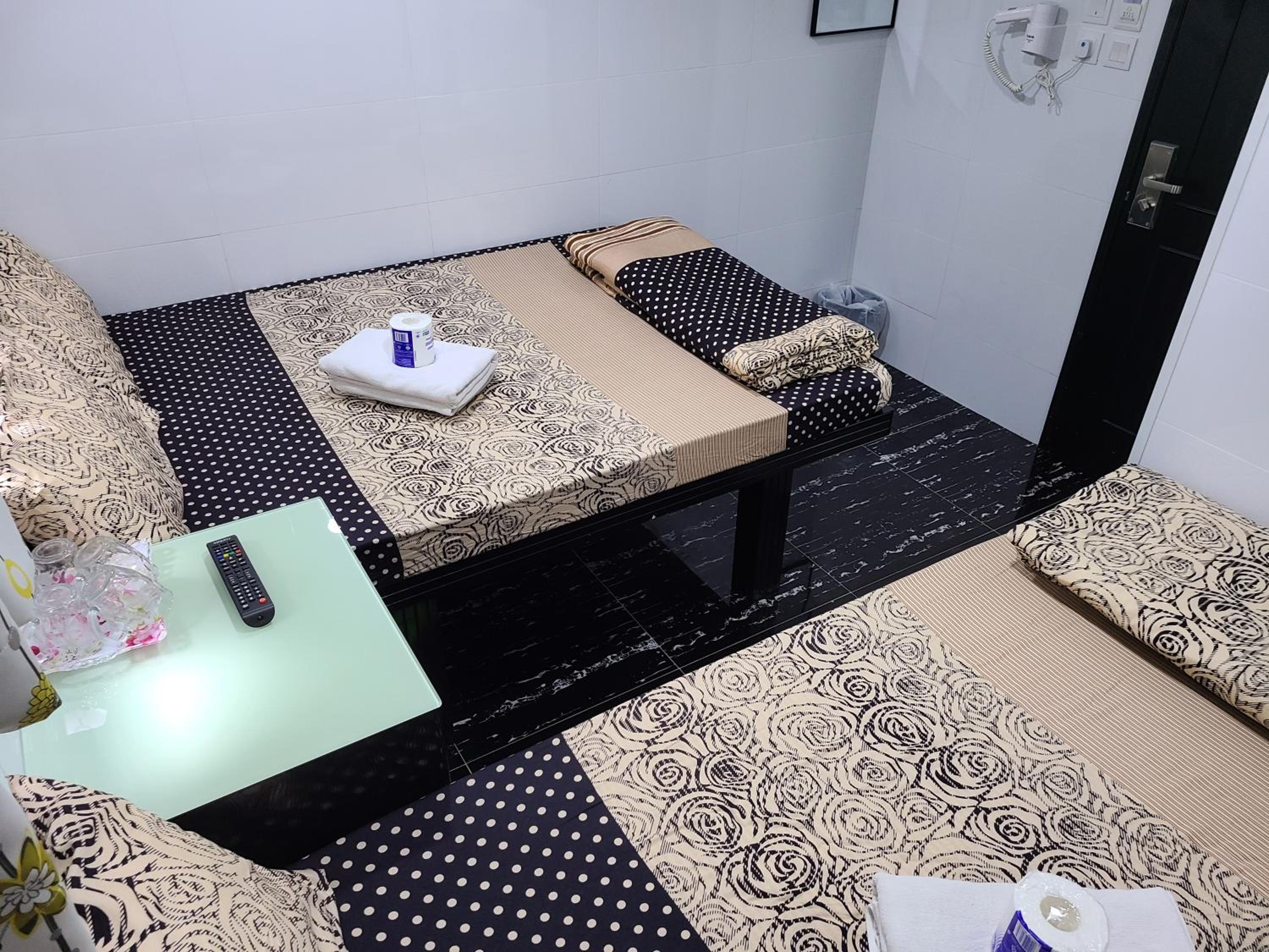 BOHOL HOSTEL Dhillon Hotels HK Block D 24 HOUR RECEPTION 10th floor Block D CHUNGKING MANSION