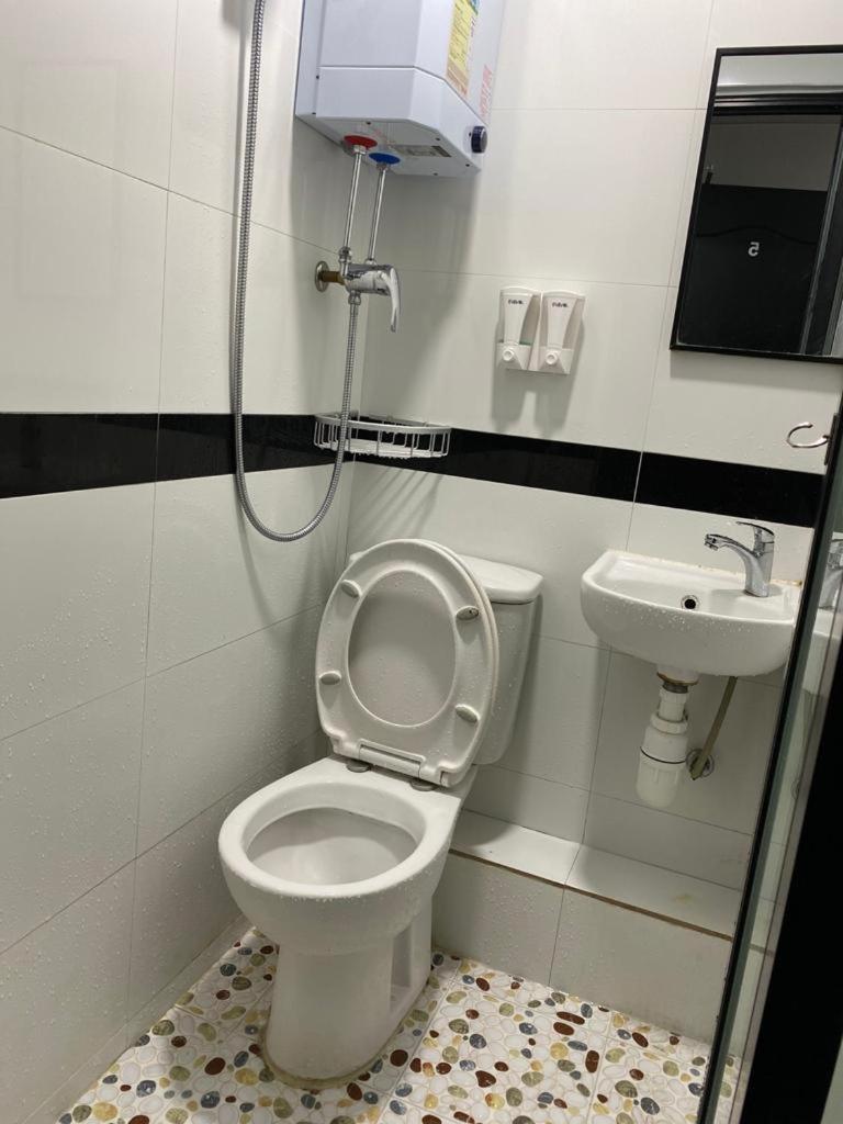 BOHOL HOSTEL Dhillon Hotels HK Block D 24 HOUR RECEPTION 10th floor Block D CHUNGKING MANSION