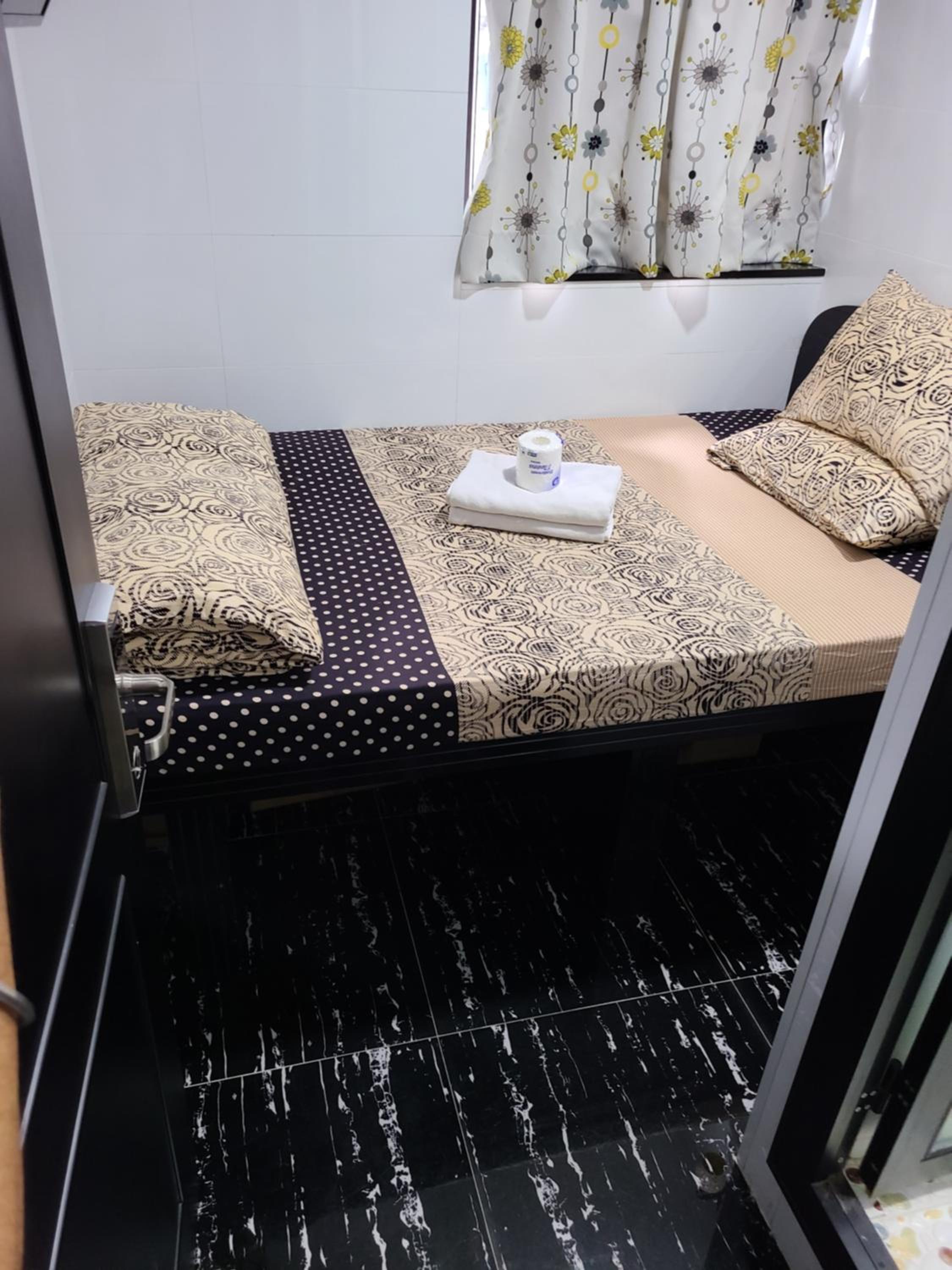 BOHOL HOSTEL Dhillon Hotels HK Block D 24 HOUR RECEPTION 10th floor Block D CHUNGKING MANSION