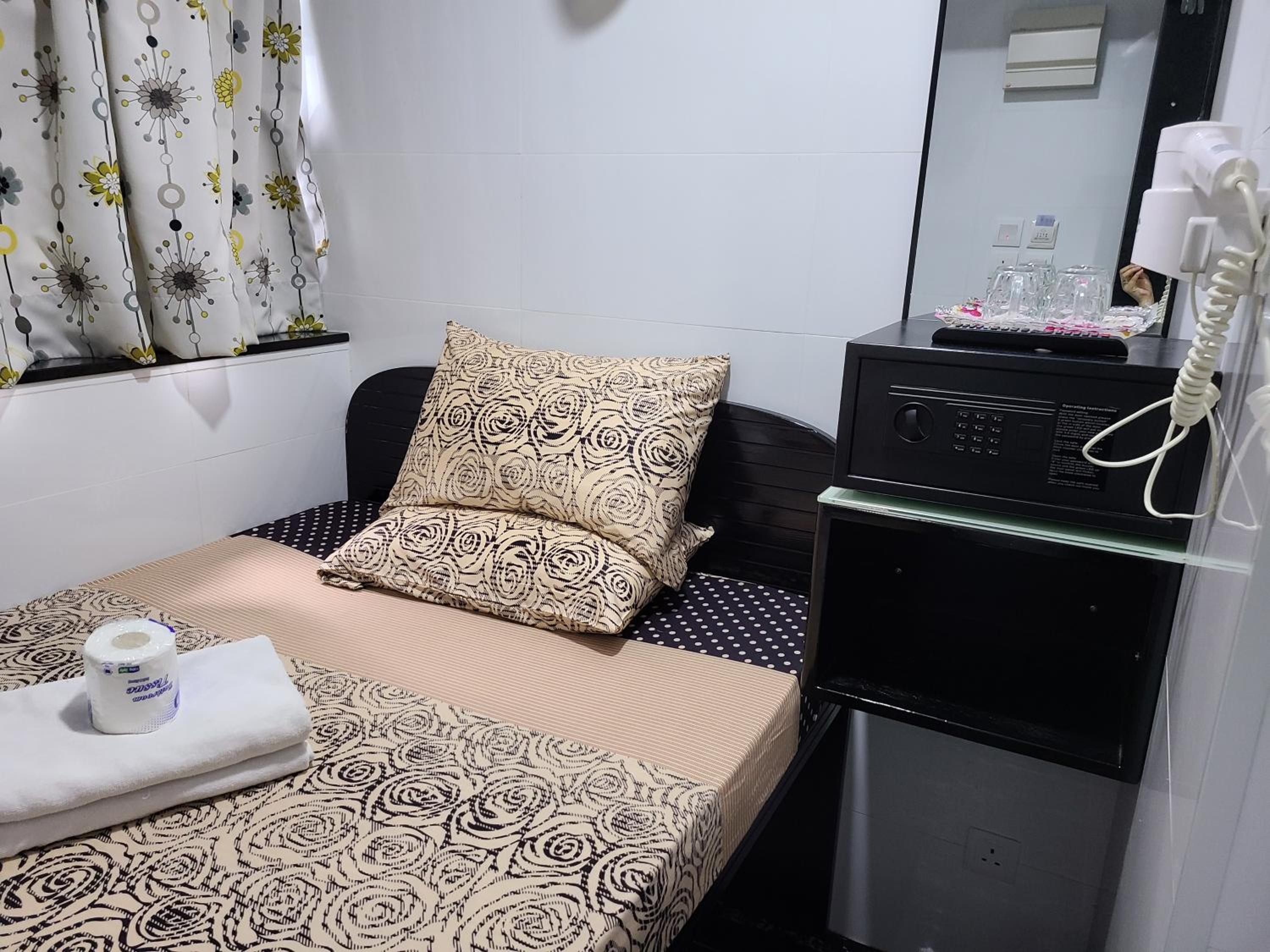 BOHOL HOSTEL Dhillon Hotels HK Block D 24 HOUR RECEPTION 10th floor Block D CHUNGKING MANSION