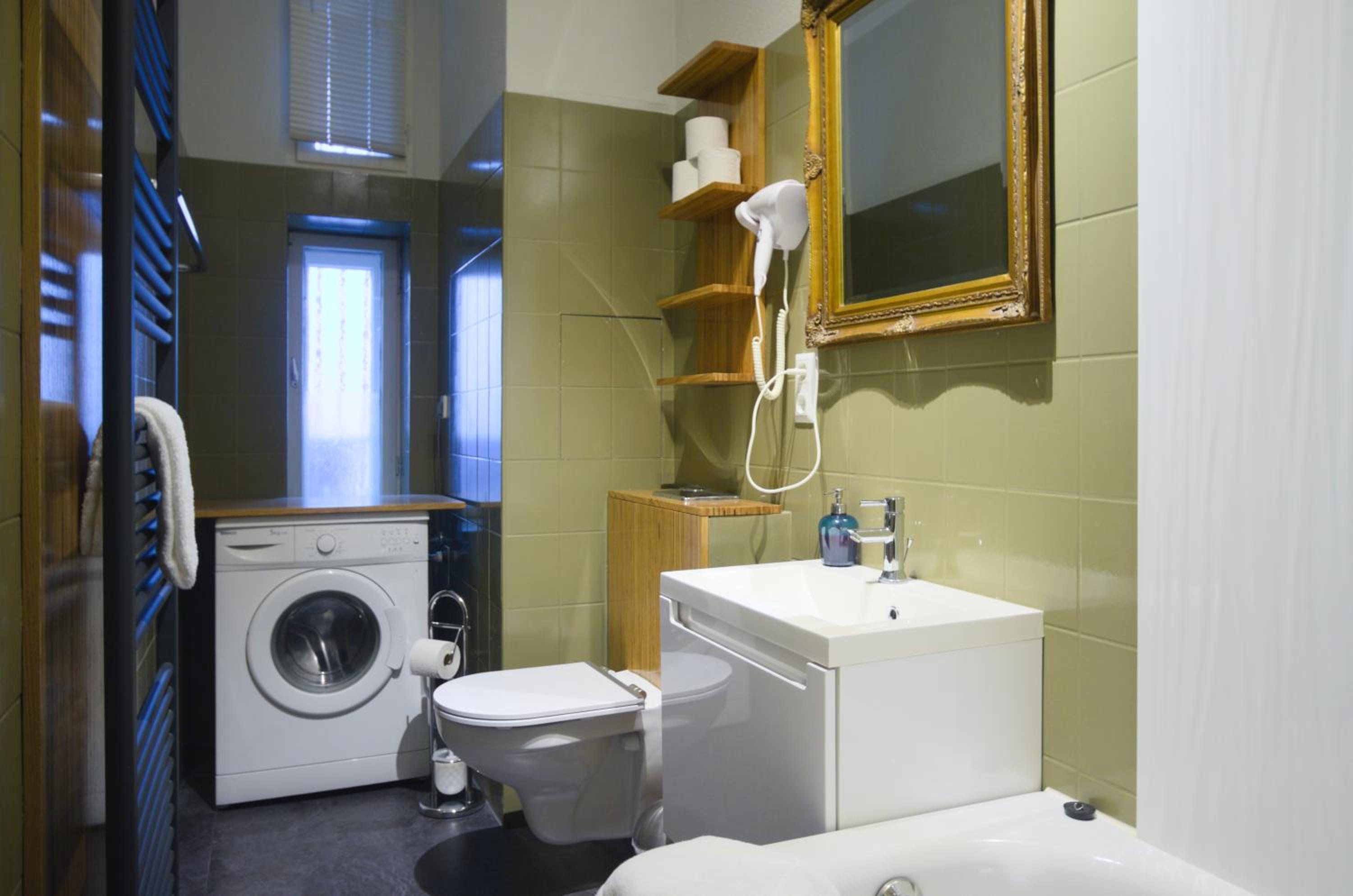 Altbauwohnung mit 3 Bädern (PB6)