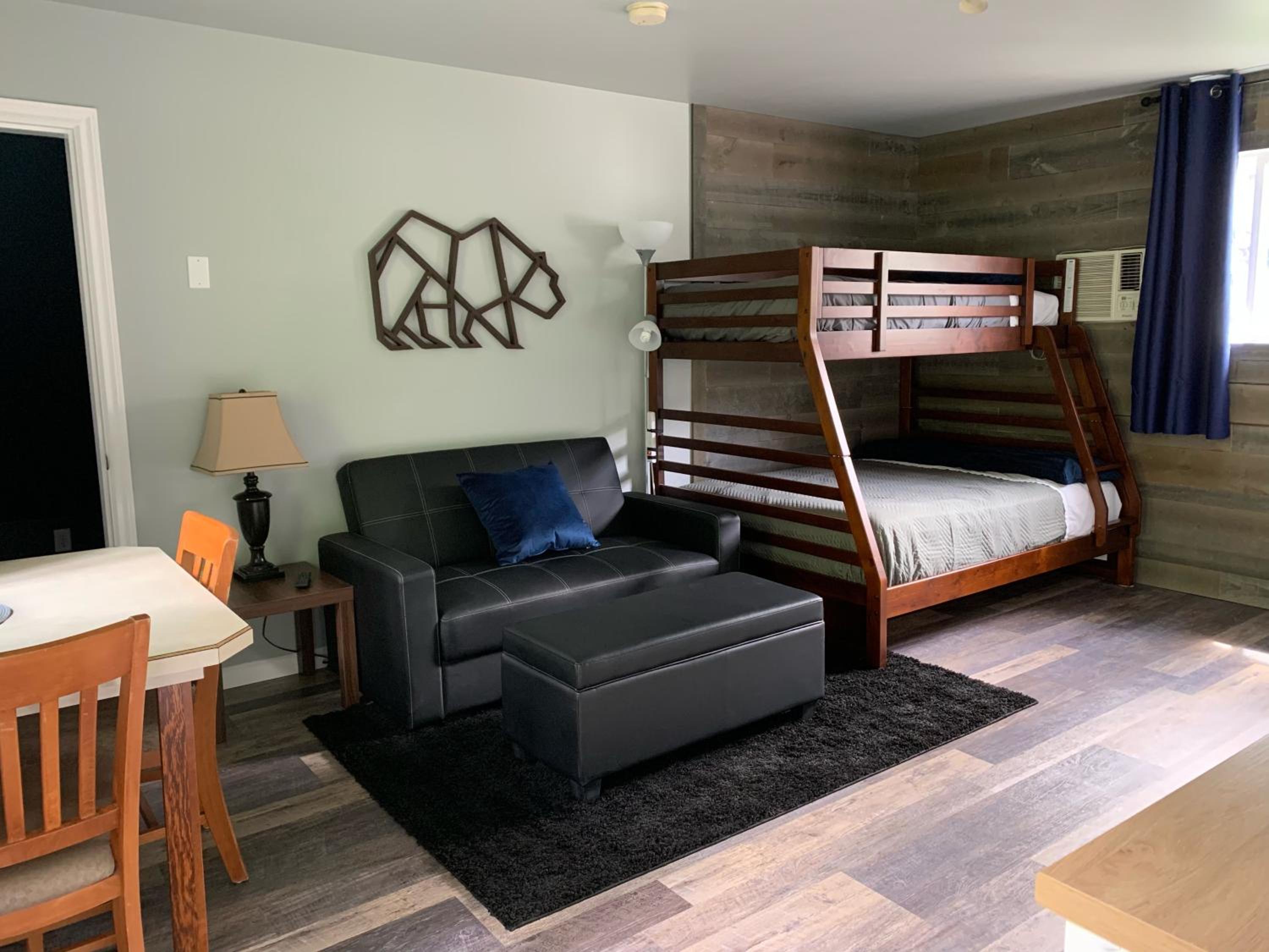 Peaks Lodge