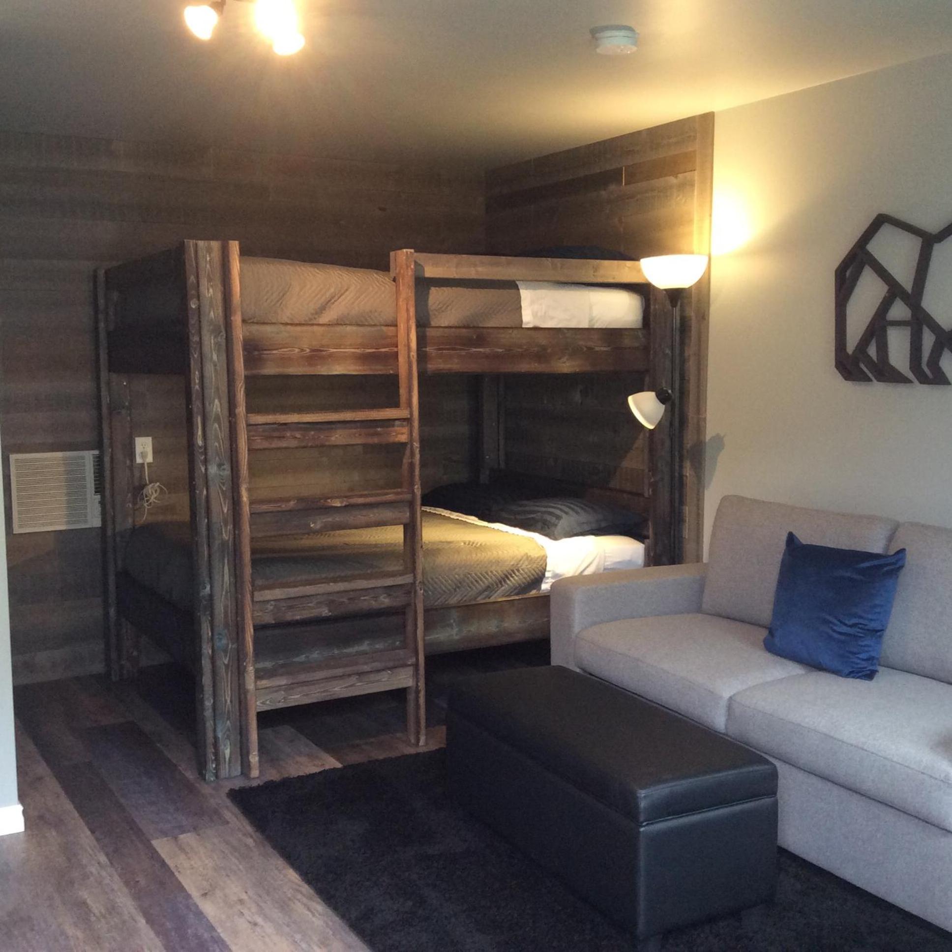 Peaks Lodge