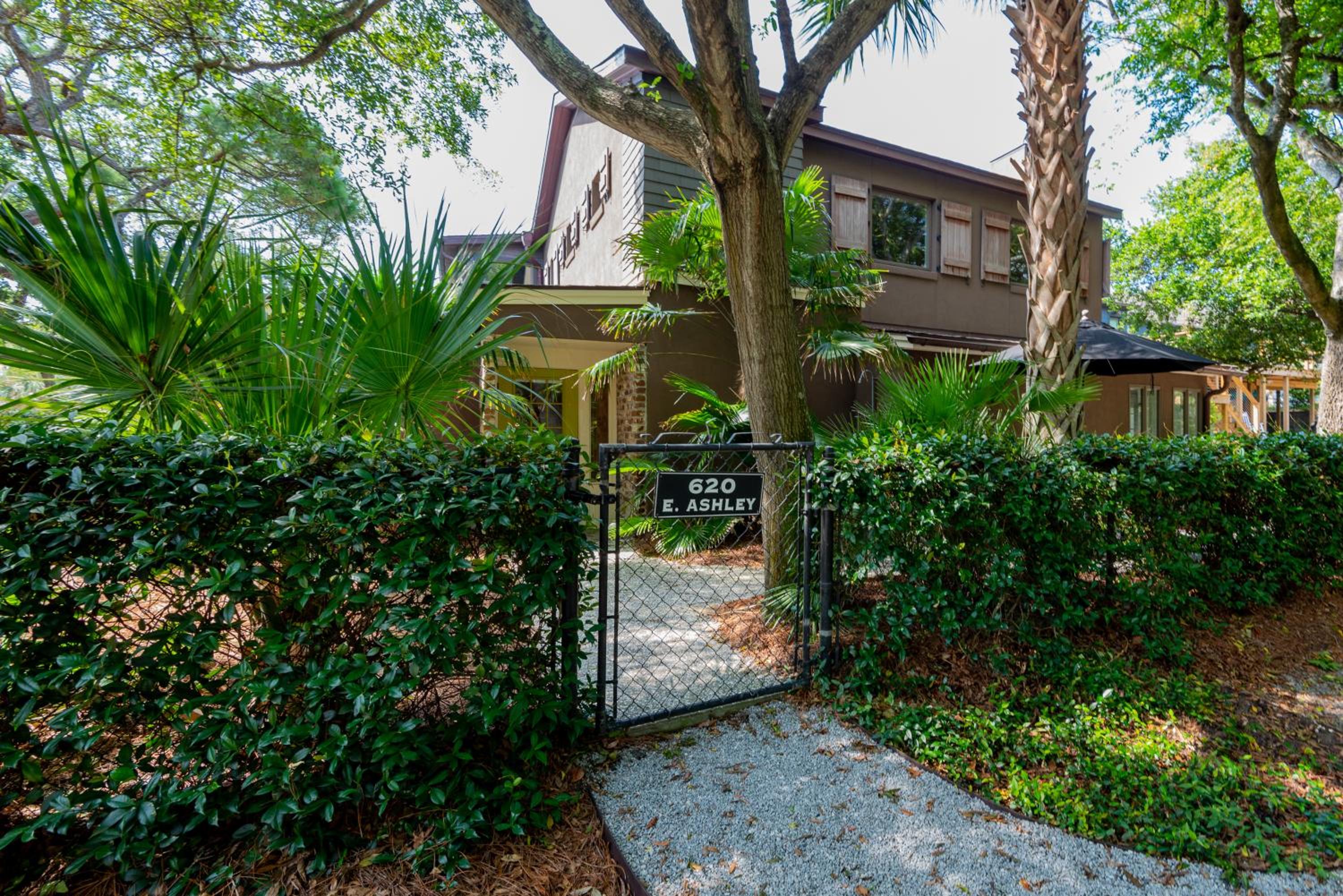 Folly Vacation 620 apartment w/bonus room, one block to the beach & pet friendly