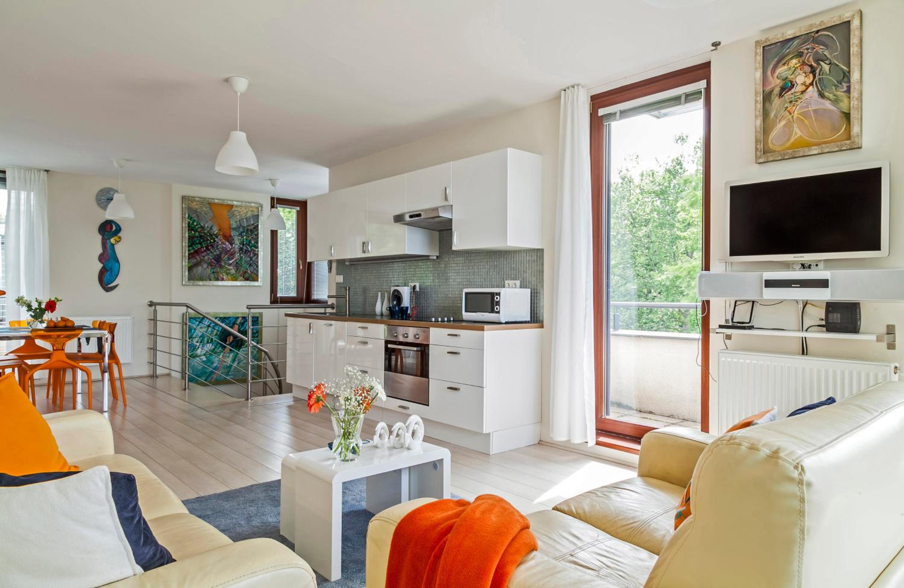 Panoramic Art Apartment with jacuzzi view 4