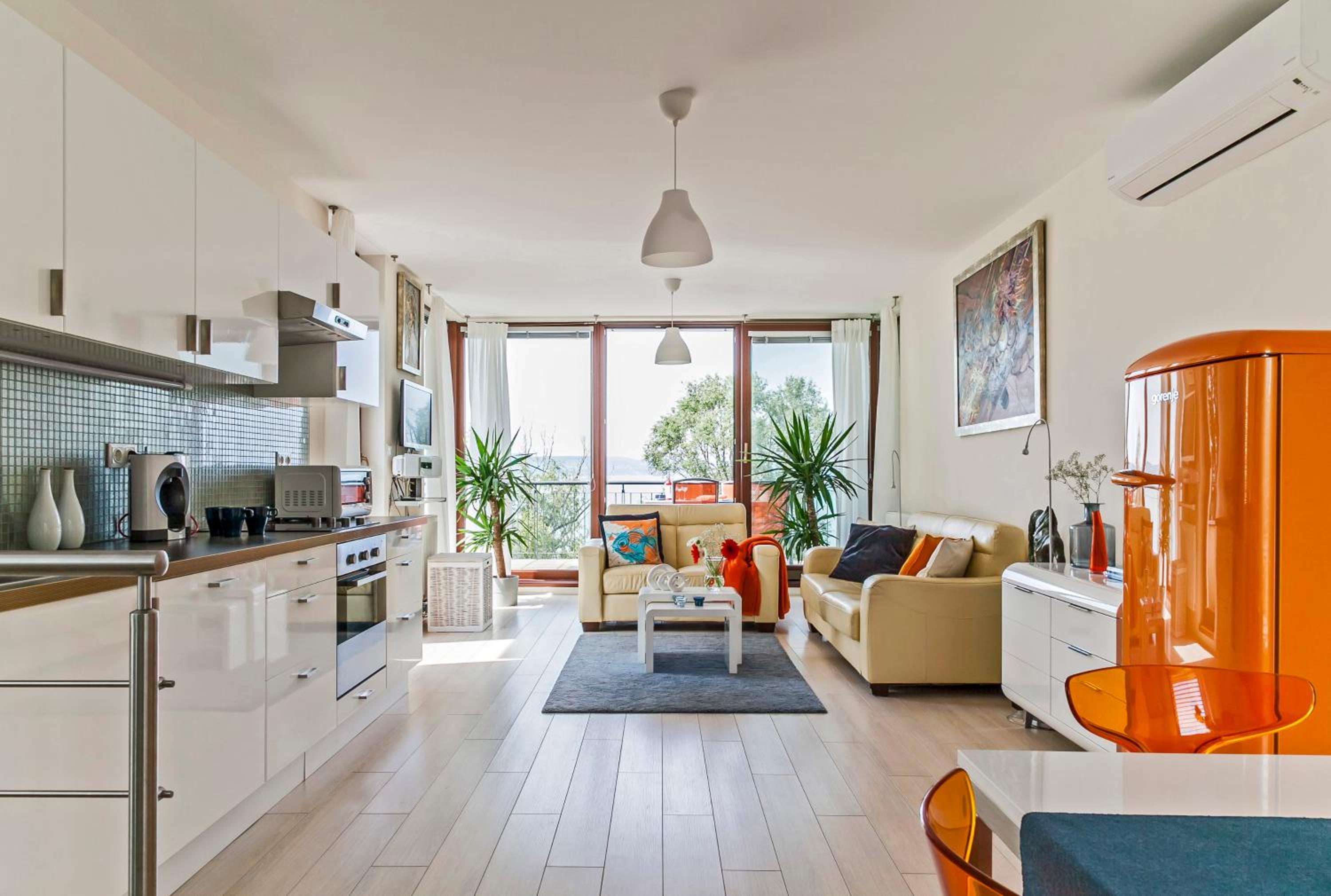 Panoramic Art Apartment with jacuzzi view 3