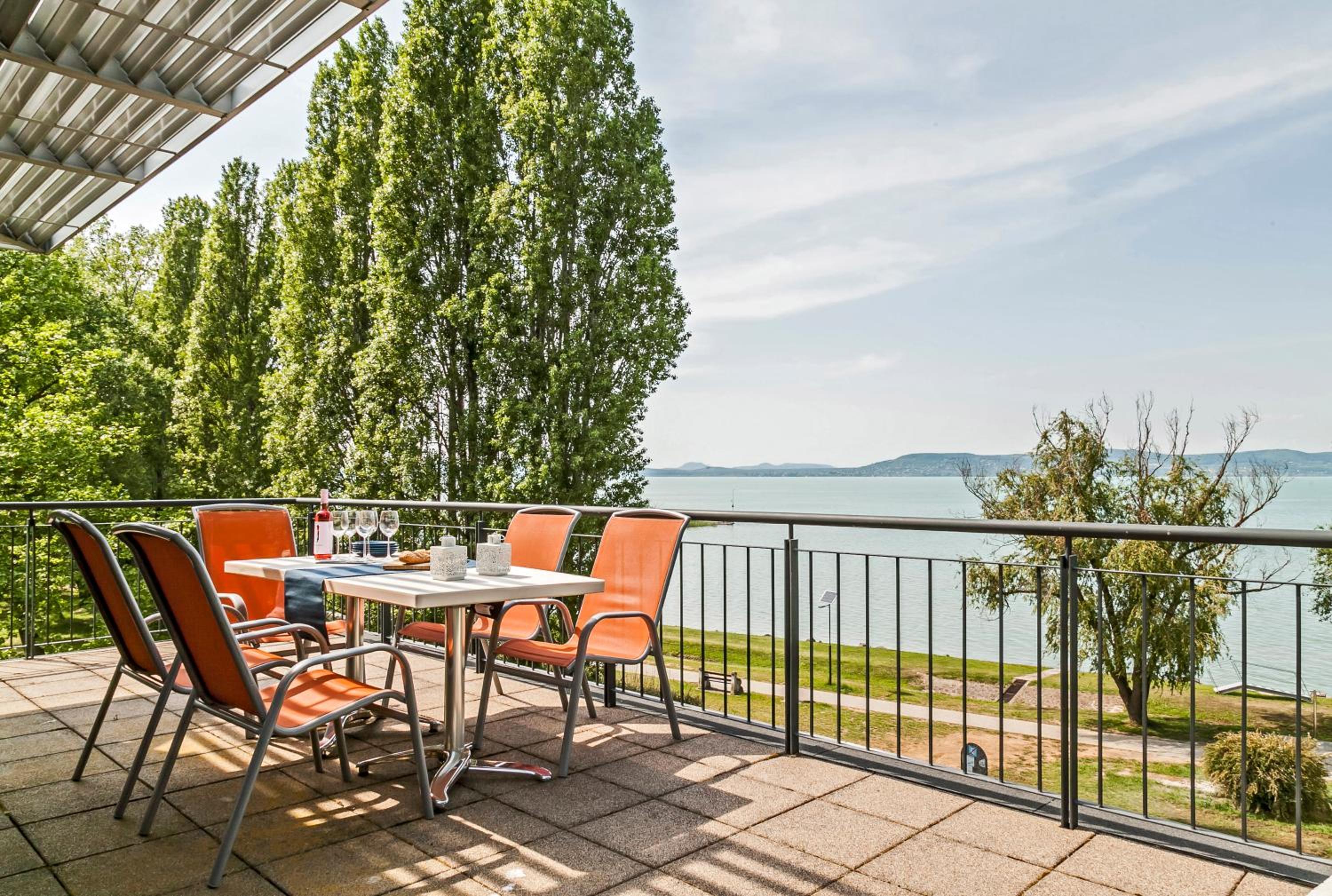 Panoramic Art Apartment with jacuzzi view 2