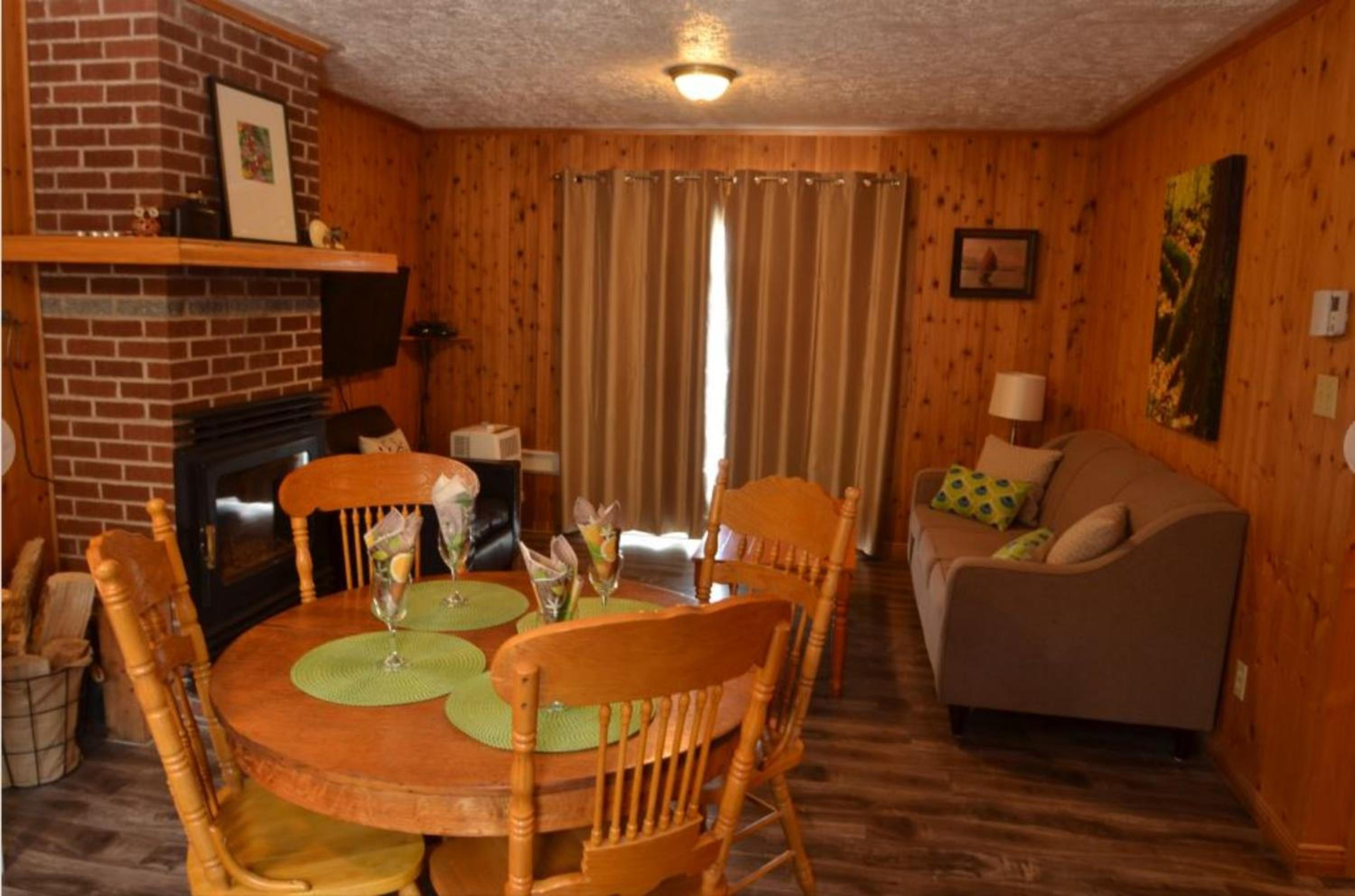 Knotty Pine Cottages, Suites & Motel Rooms