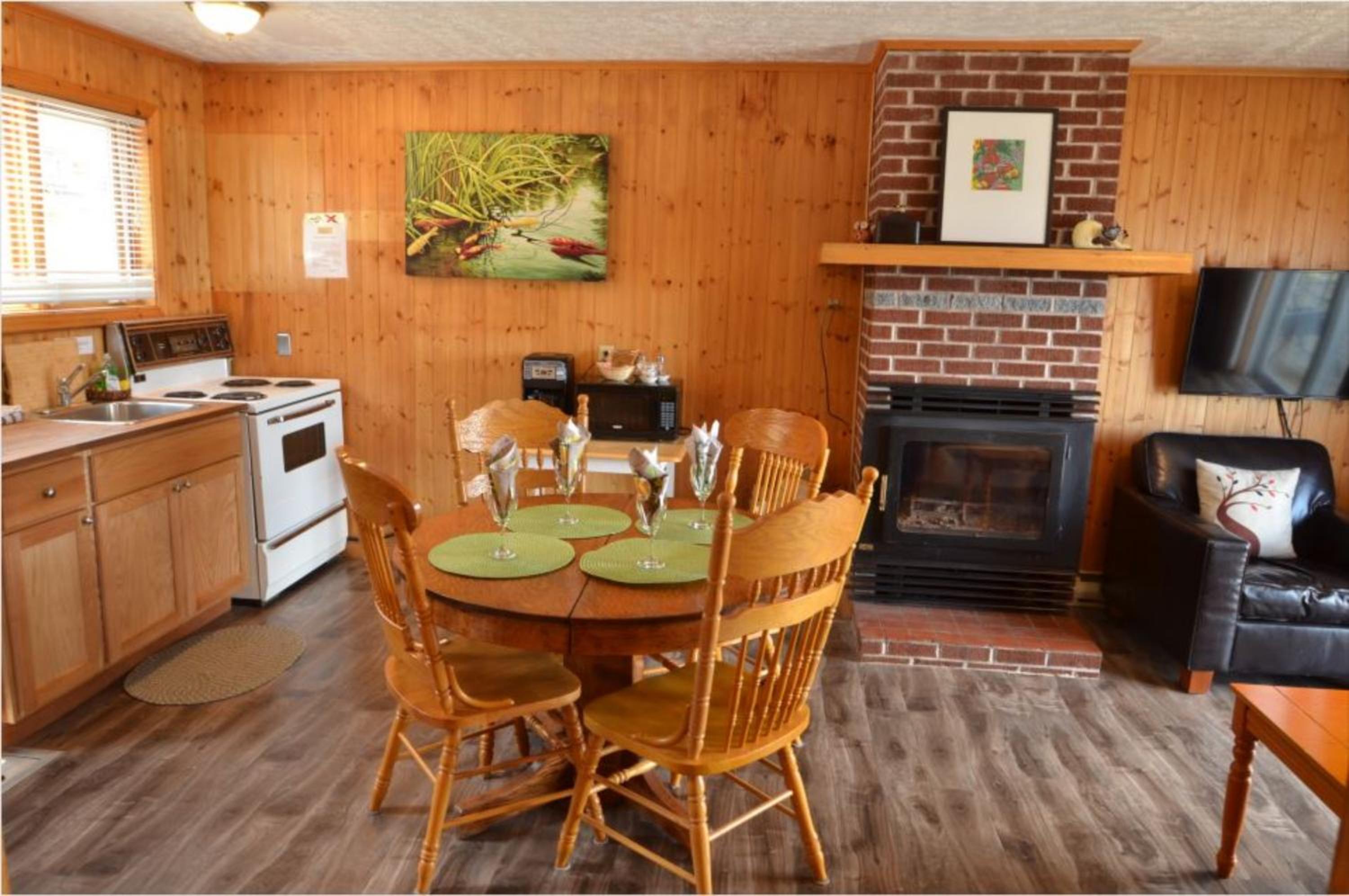 Knotty Pine Cottages, Suites & Motel Rooms