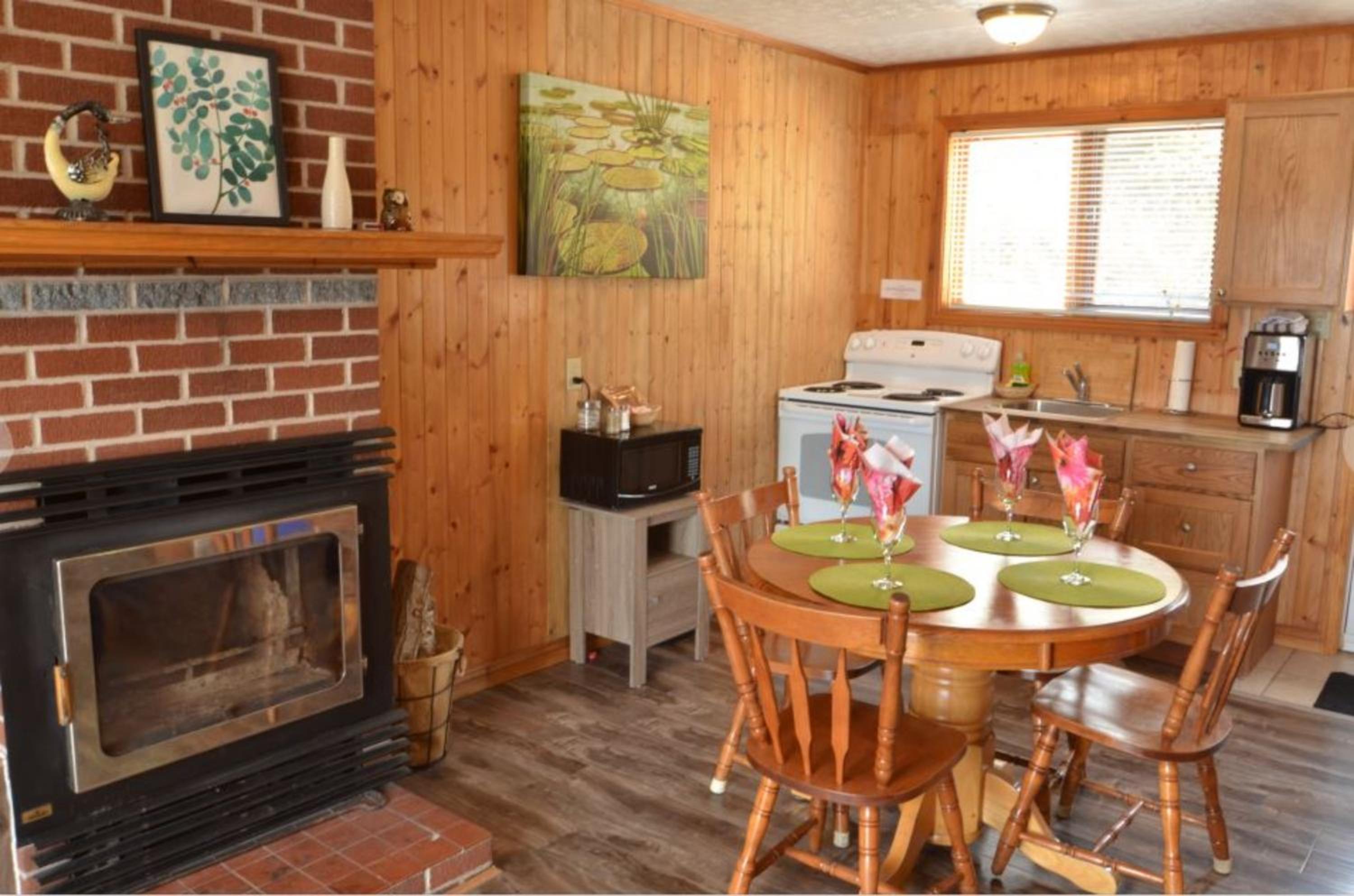 Knotty Pine Cottages, Suites & Motel Rooms