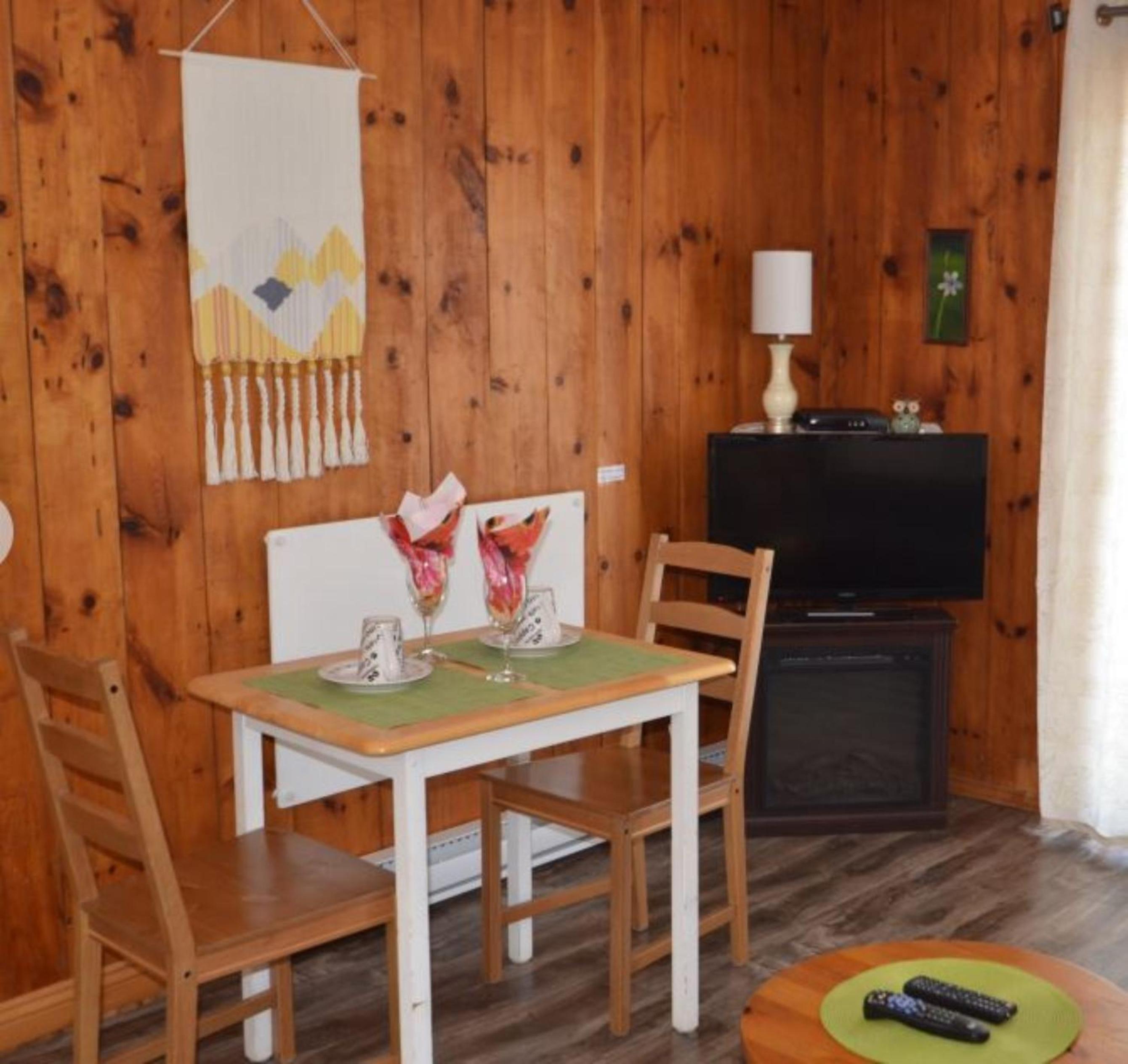 Knotty Pine Cottages, Suites & Motel Rooms