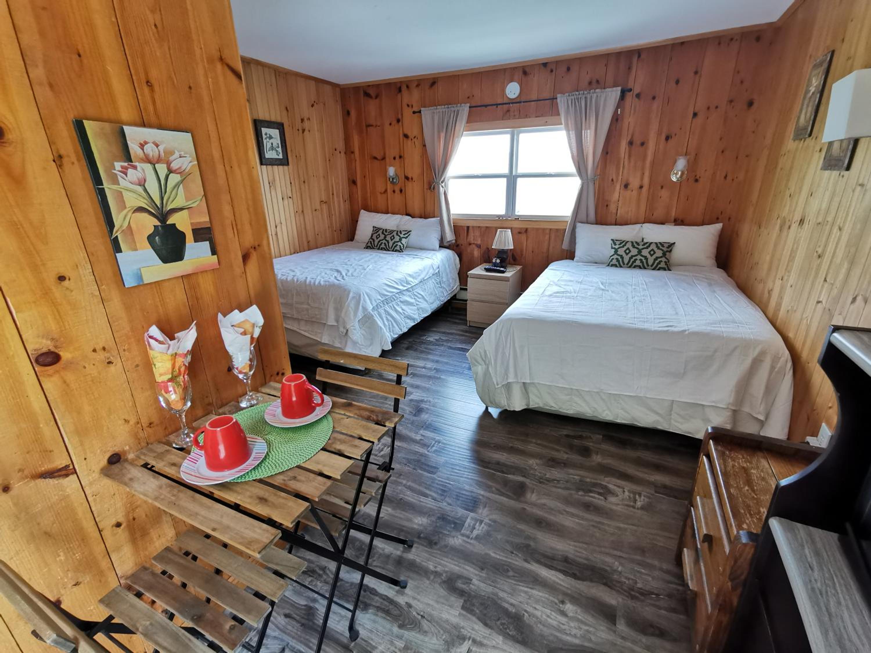 Knotty Pine Cottages, Suites & Motel Rooms