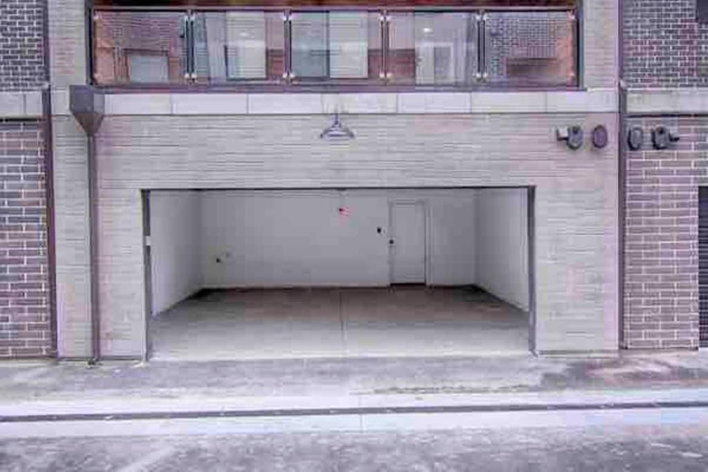 Modern Town House, 3-Bedrooms Home private parking view 3
