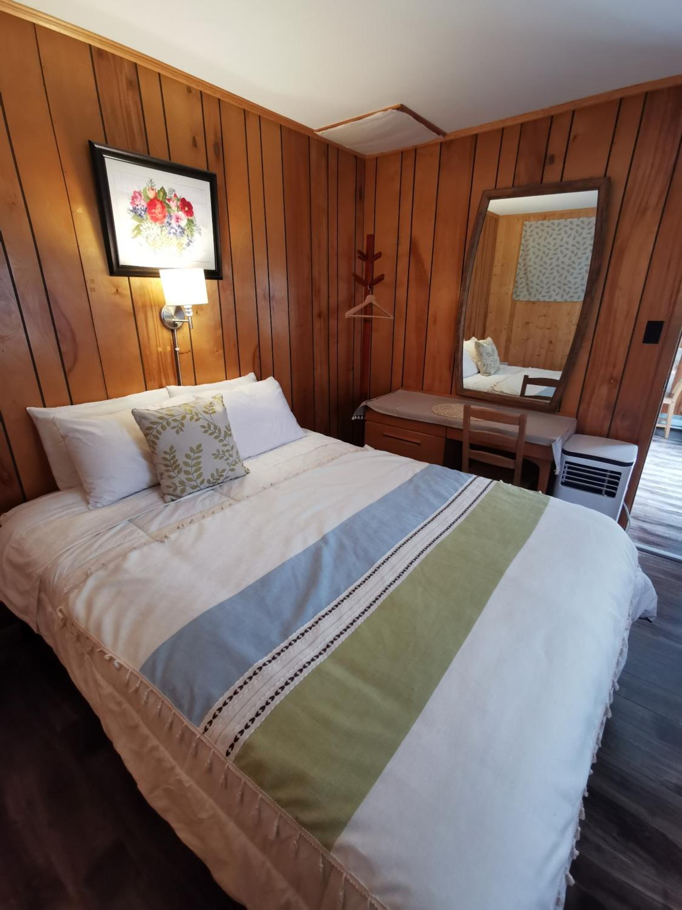 Knotty Pine Cottages, Suites & Motel Rooms