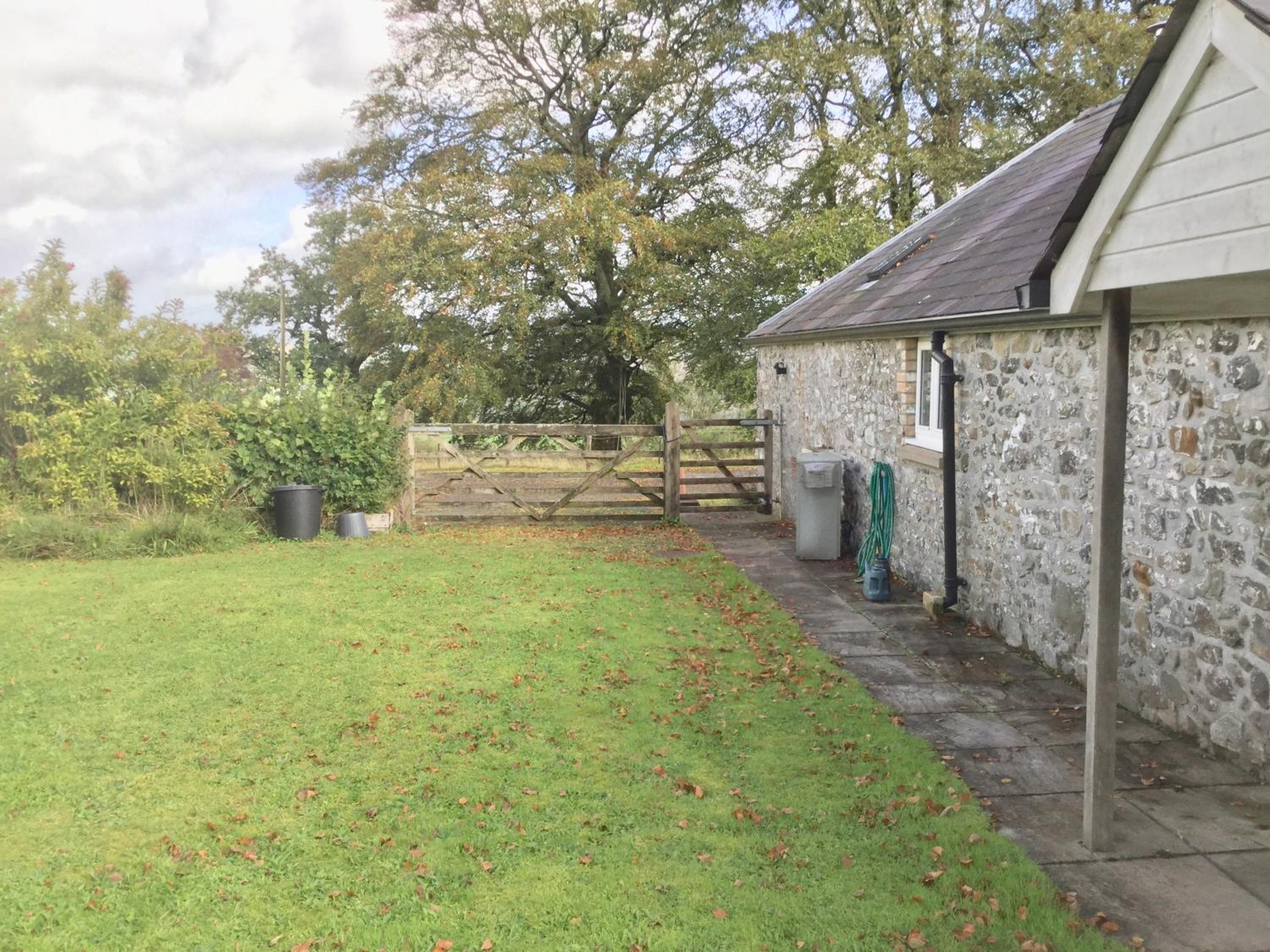 Cuckoo Barn at Penygaer farm near the Brecon Beacons view 4