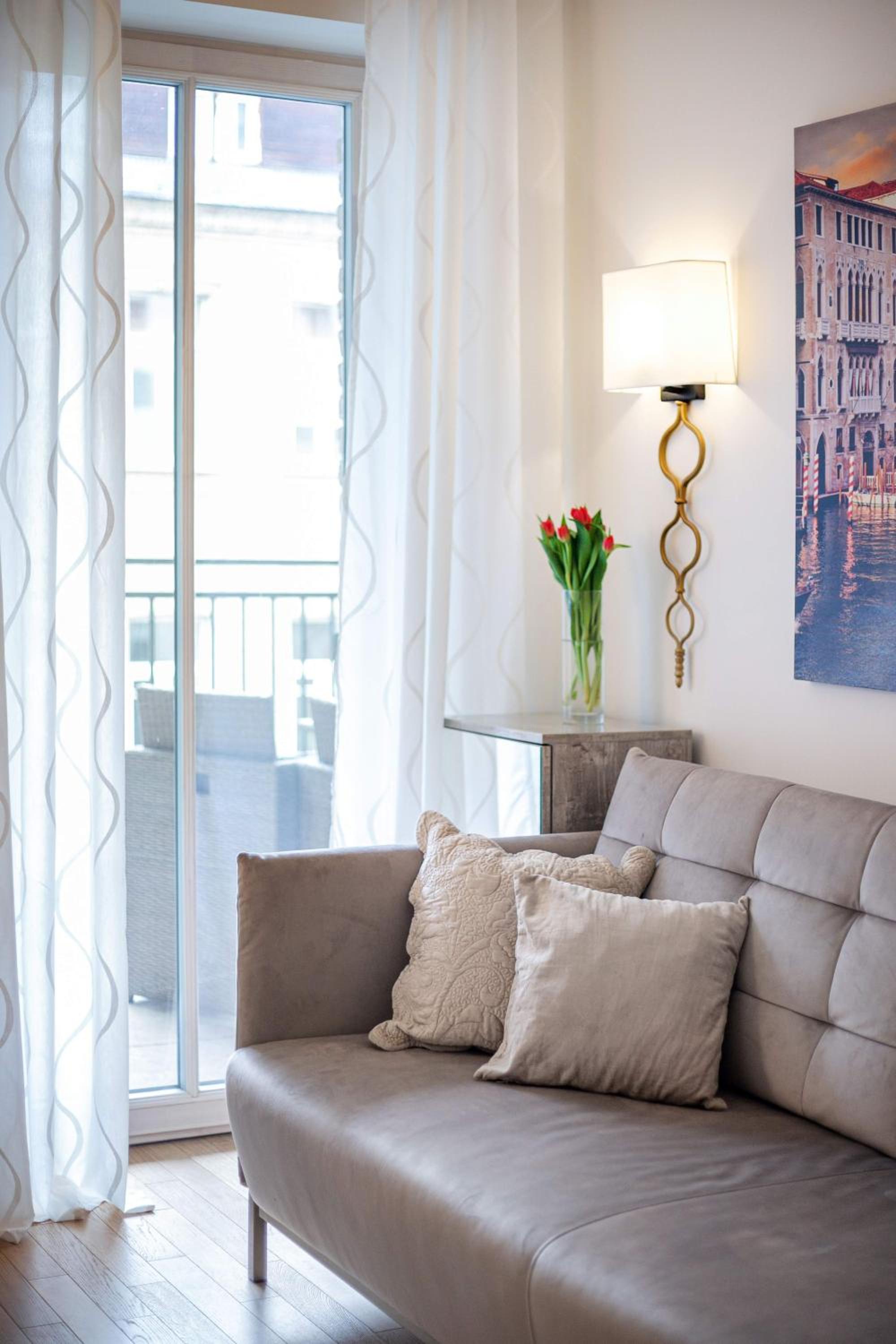 Jogailos Residence peaceful Old Town luxury 3 bdr, 2 bthr, FREE GARAGE, top-speed WIFI view 5
