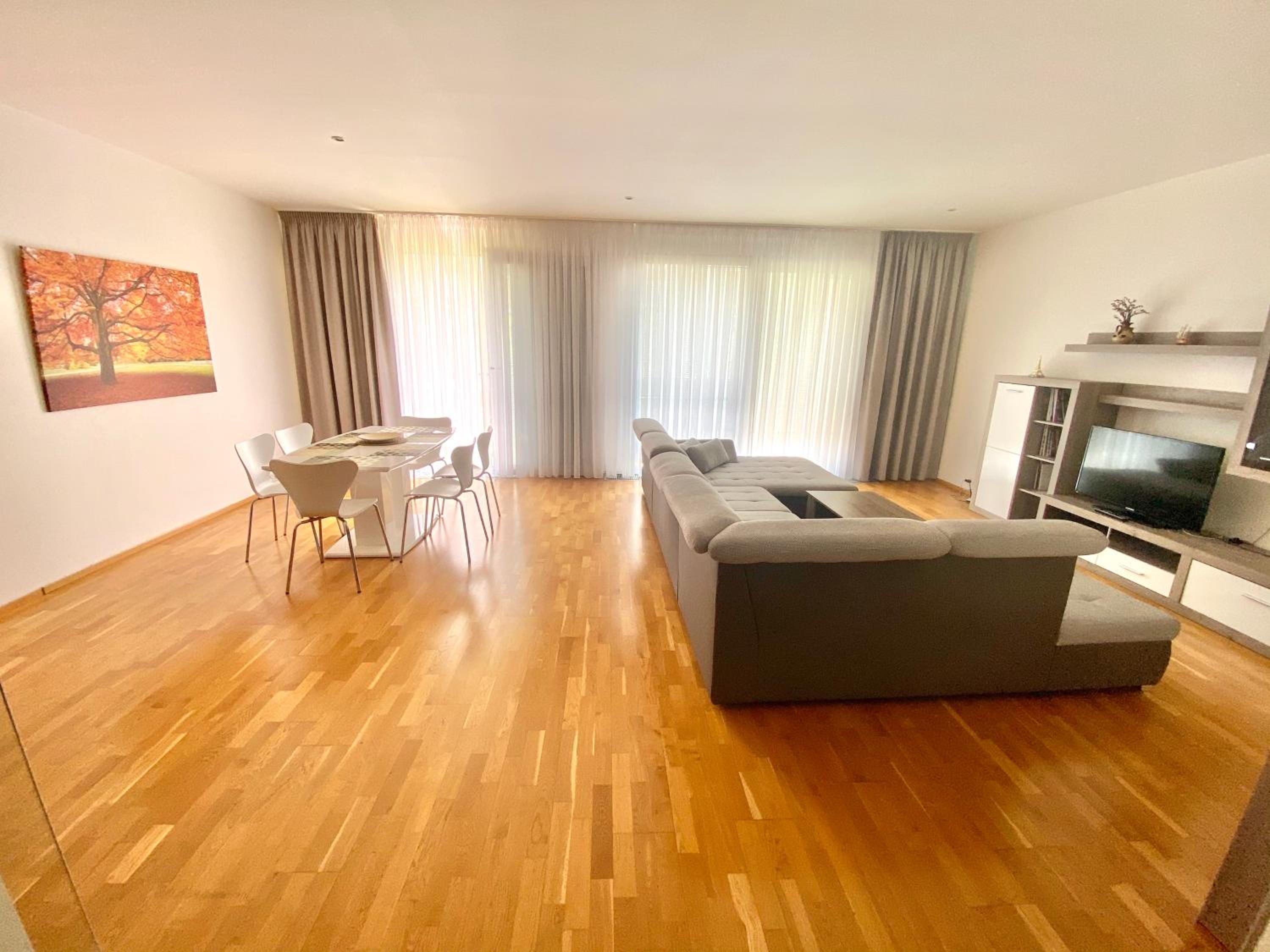 Spacious 130 m2 Apartment Near Center 2 Free Parking
