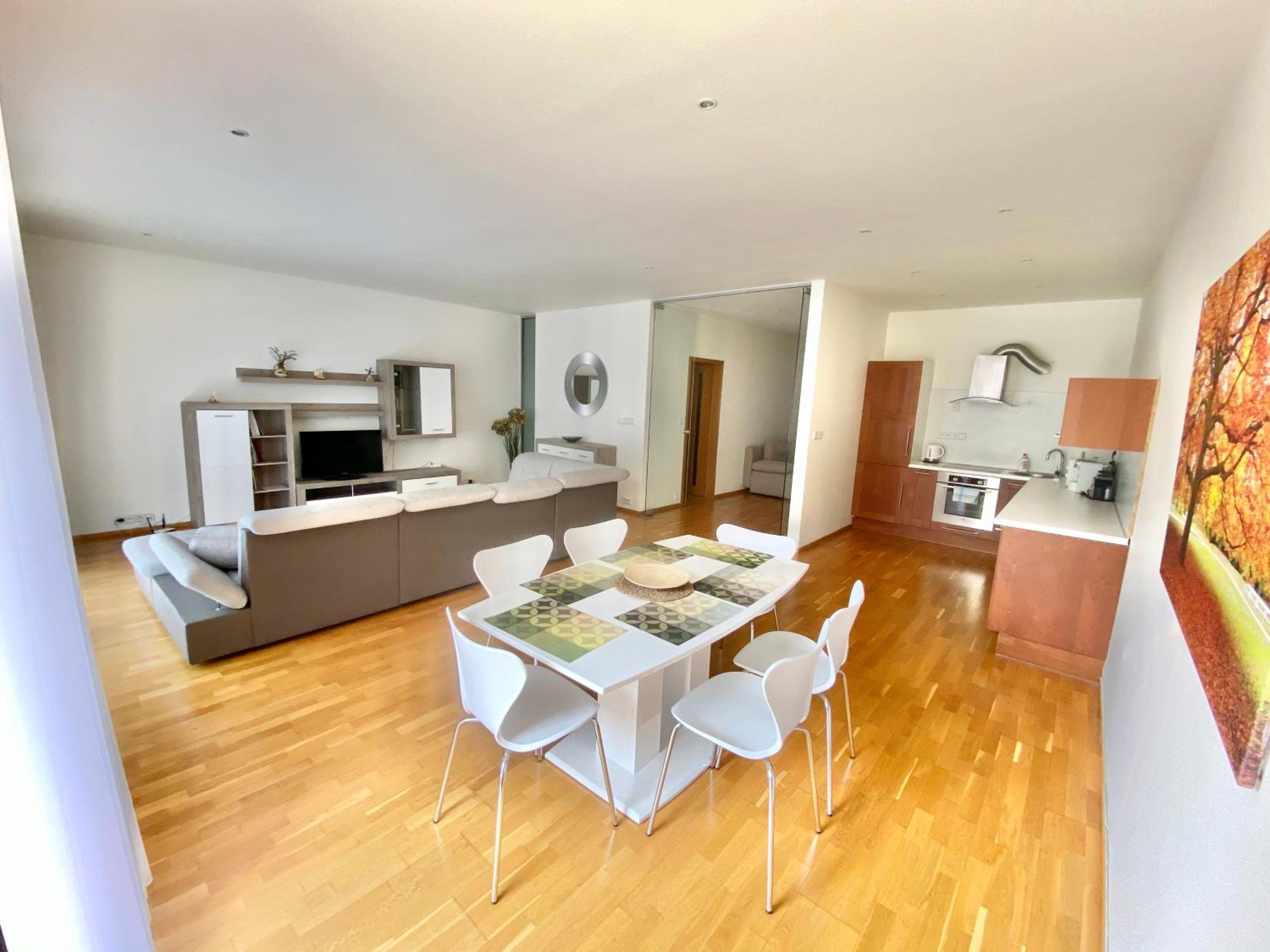 Spacious 130 m2 Apartment Near Center 2 Free Parking