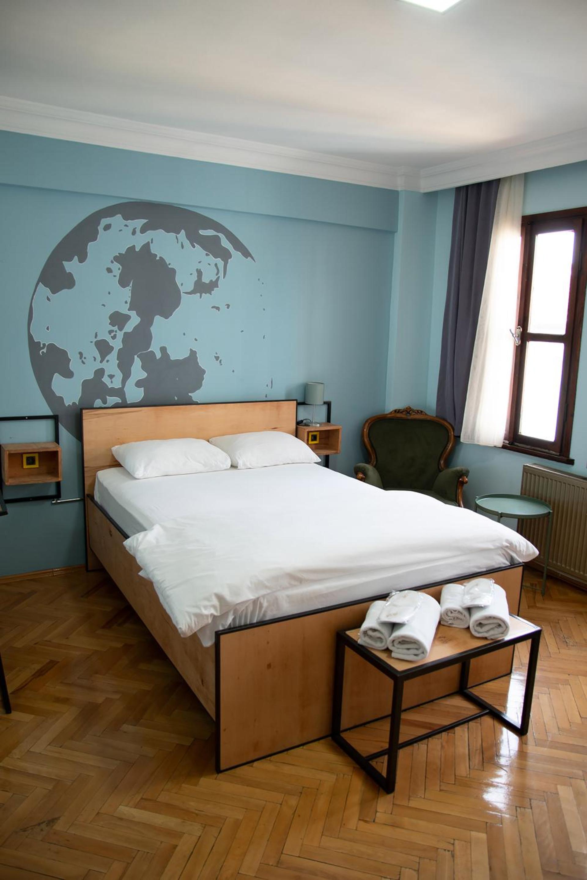 YOLO Hostel