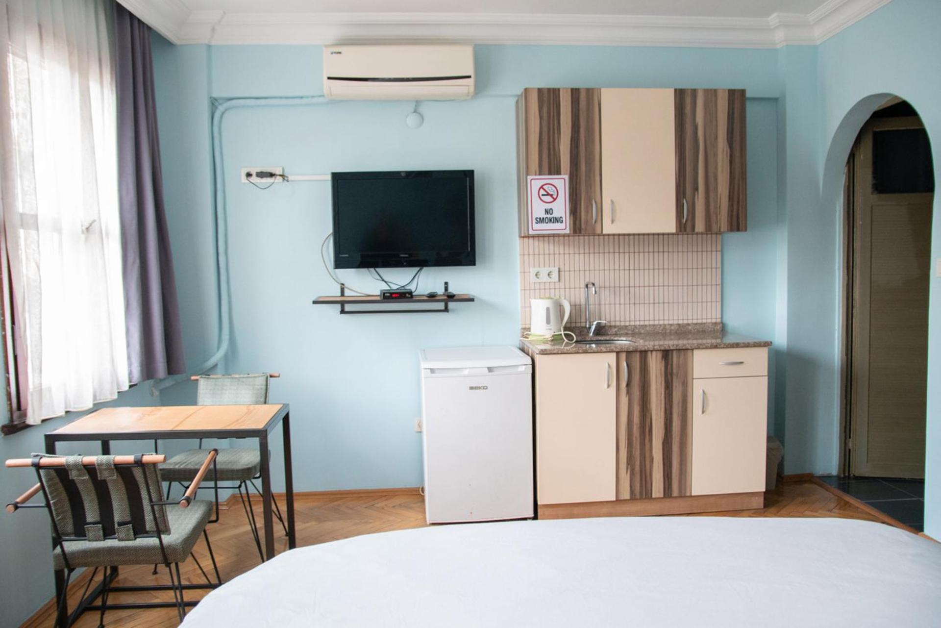 YOLO Hostel