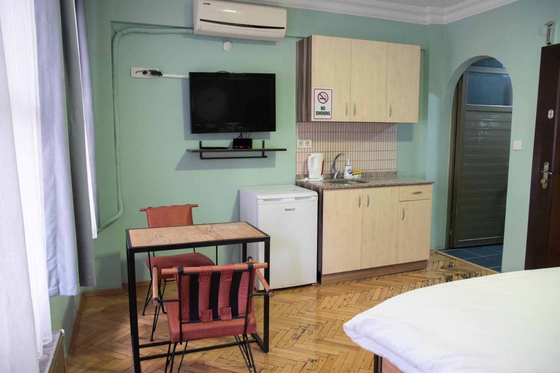 YOLO Hostel