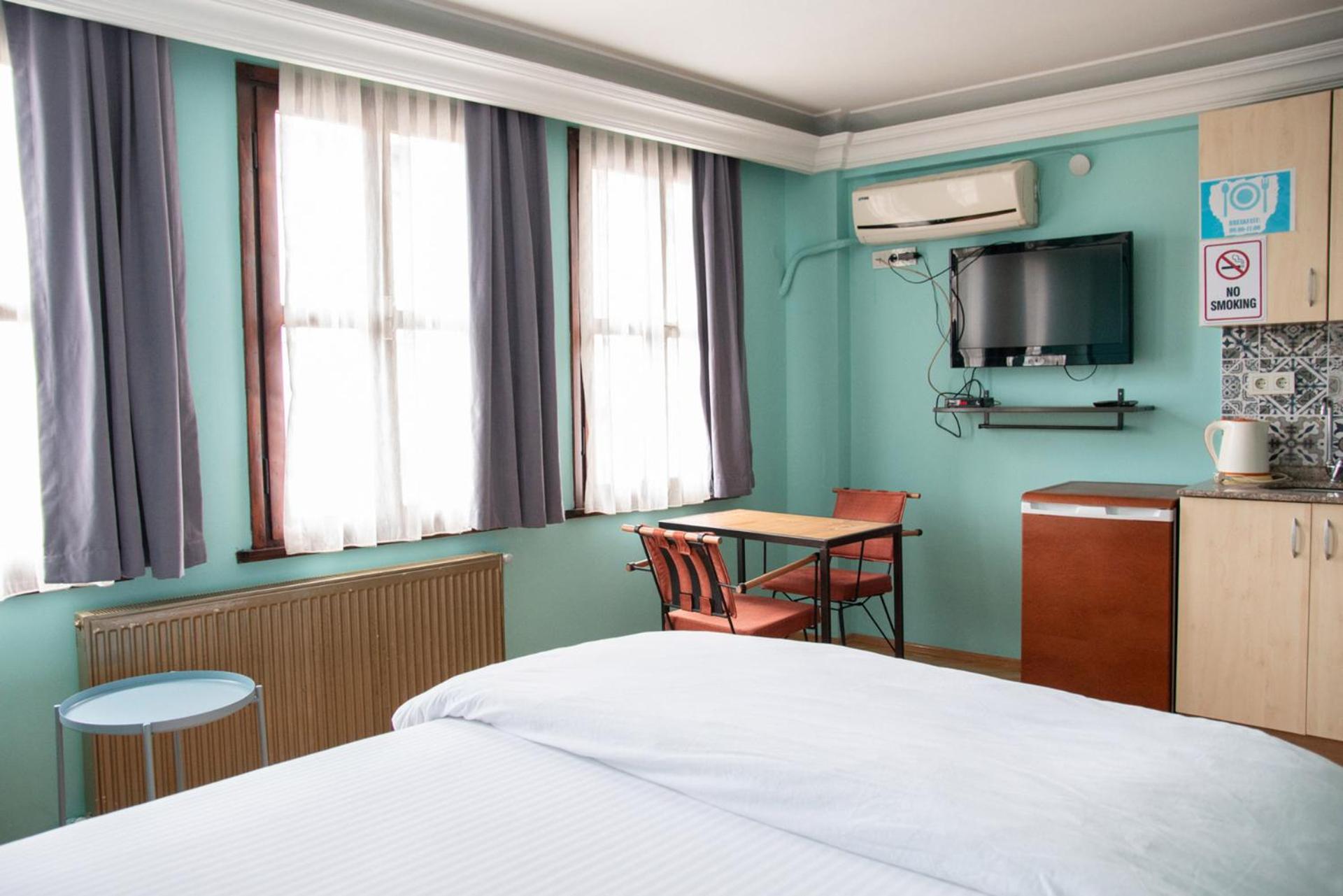 YOLO Hostel