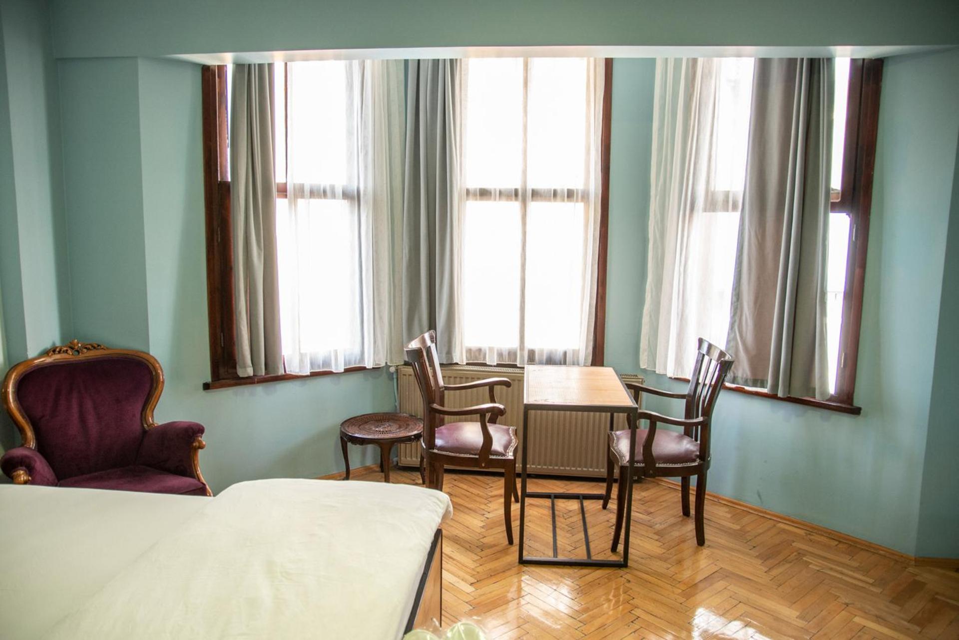 YOLO Hostel