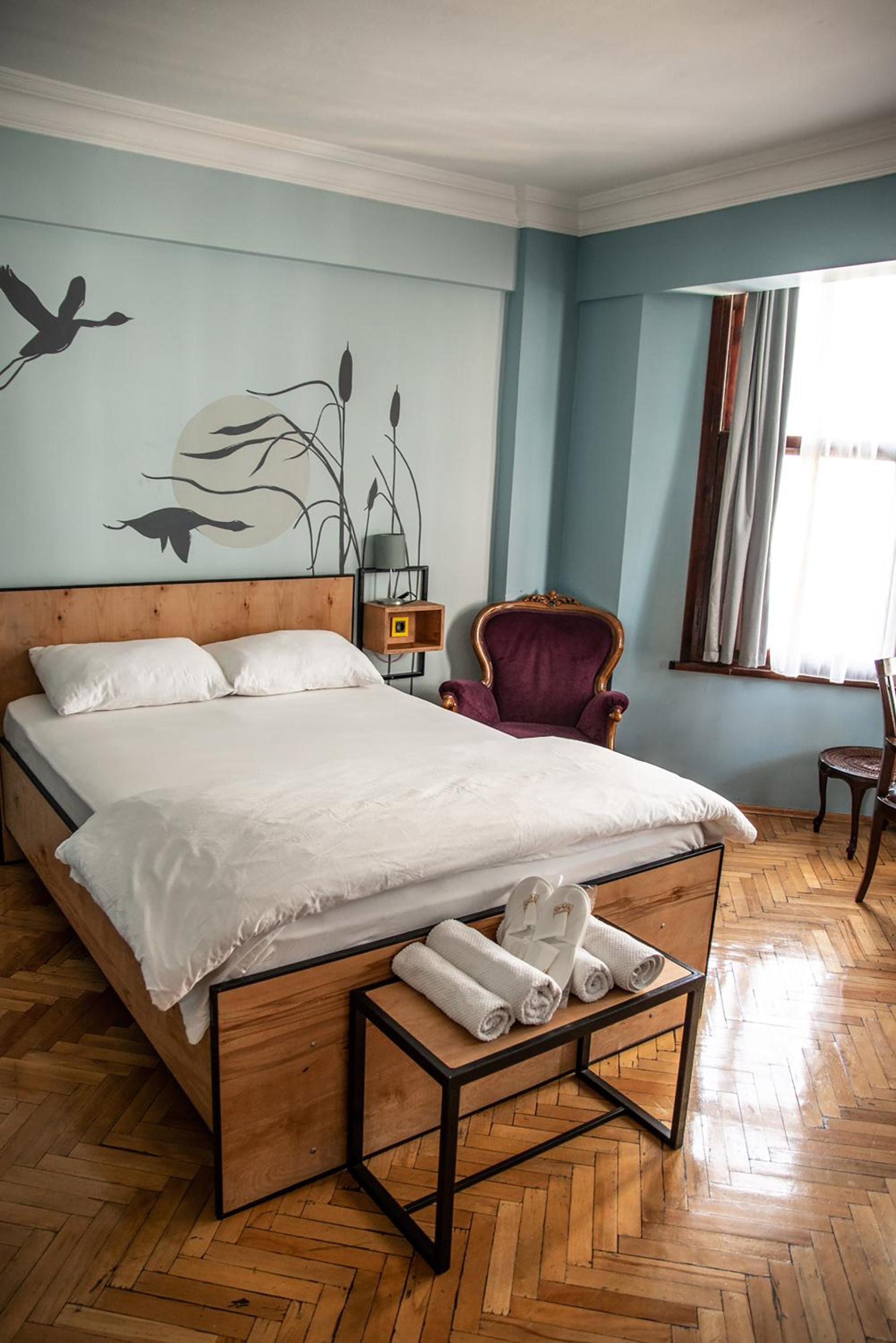 YOLO Hostel