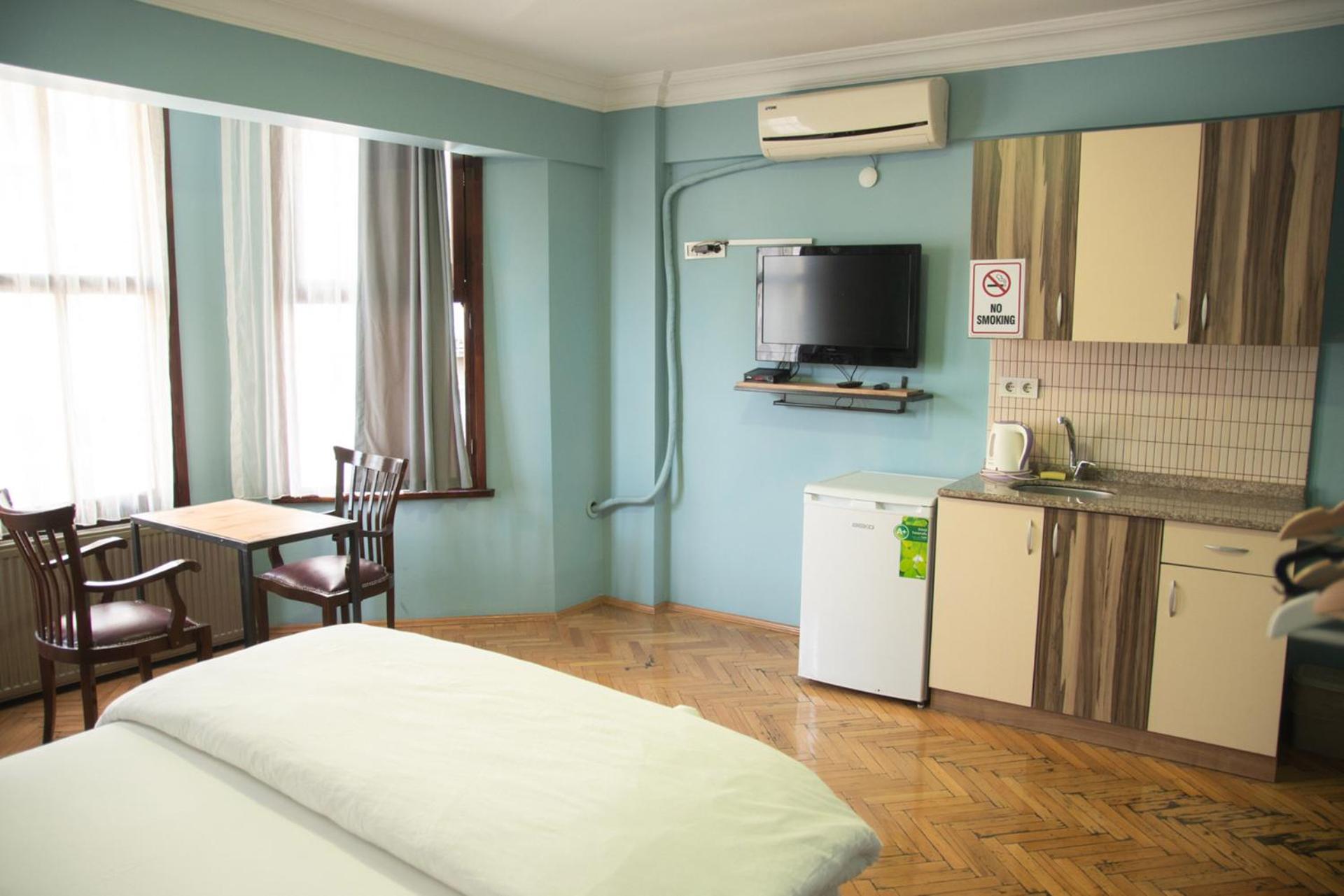 YOLO Hostel