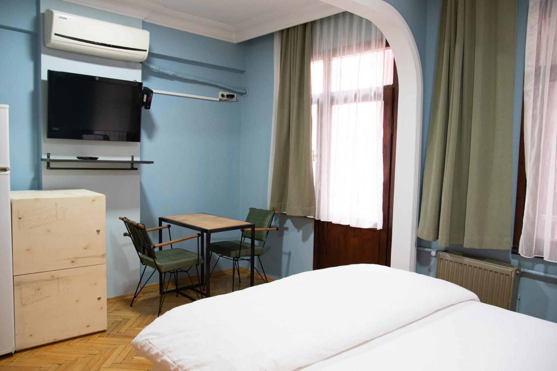 YOLO Hostel