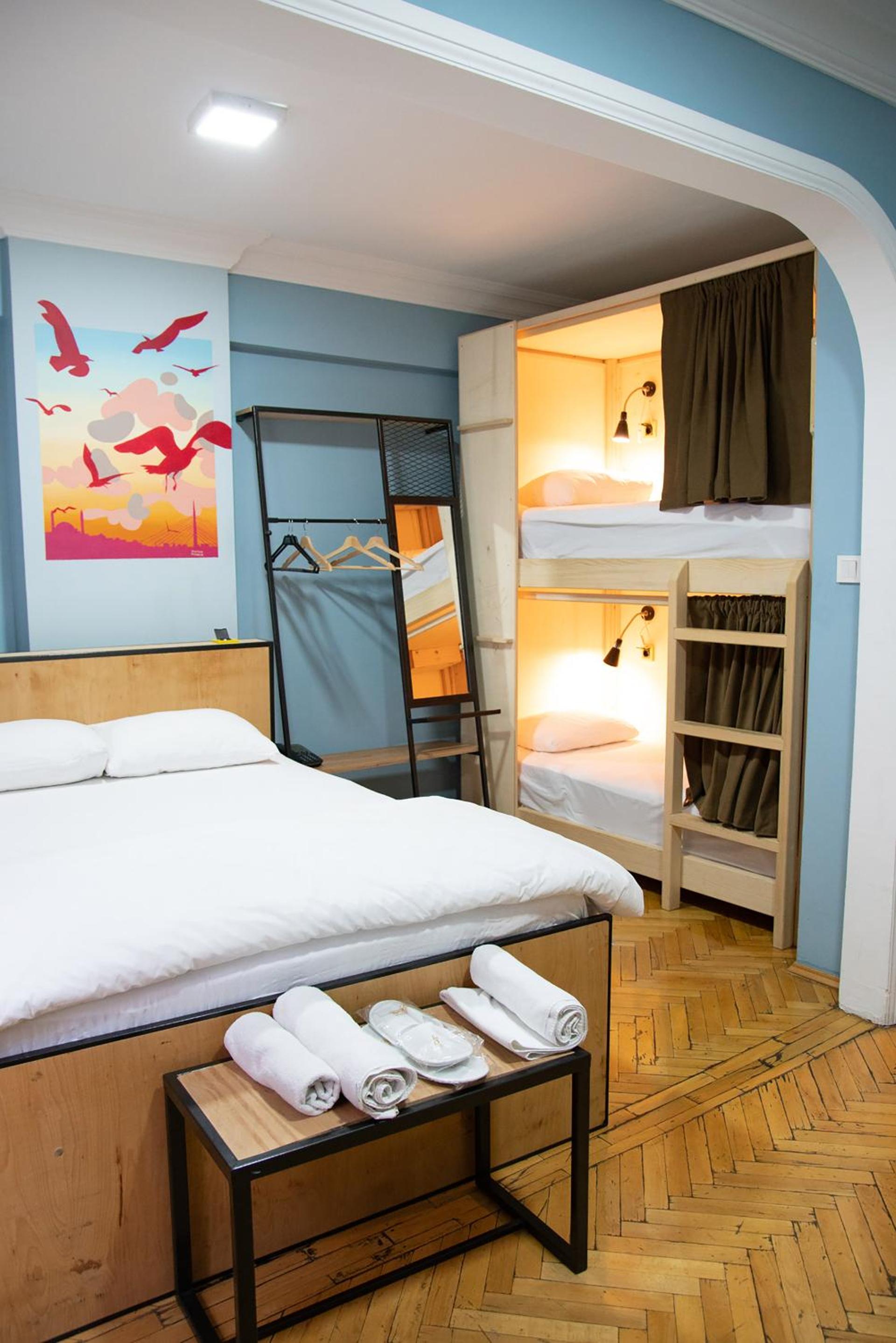 YOLO Hostel