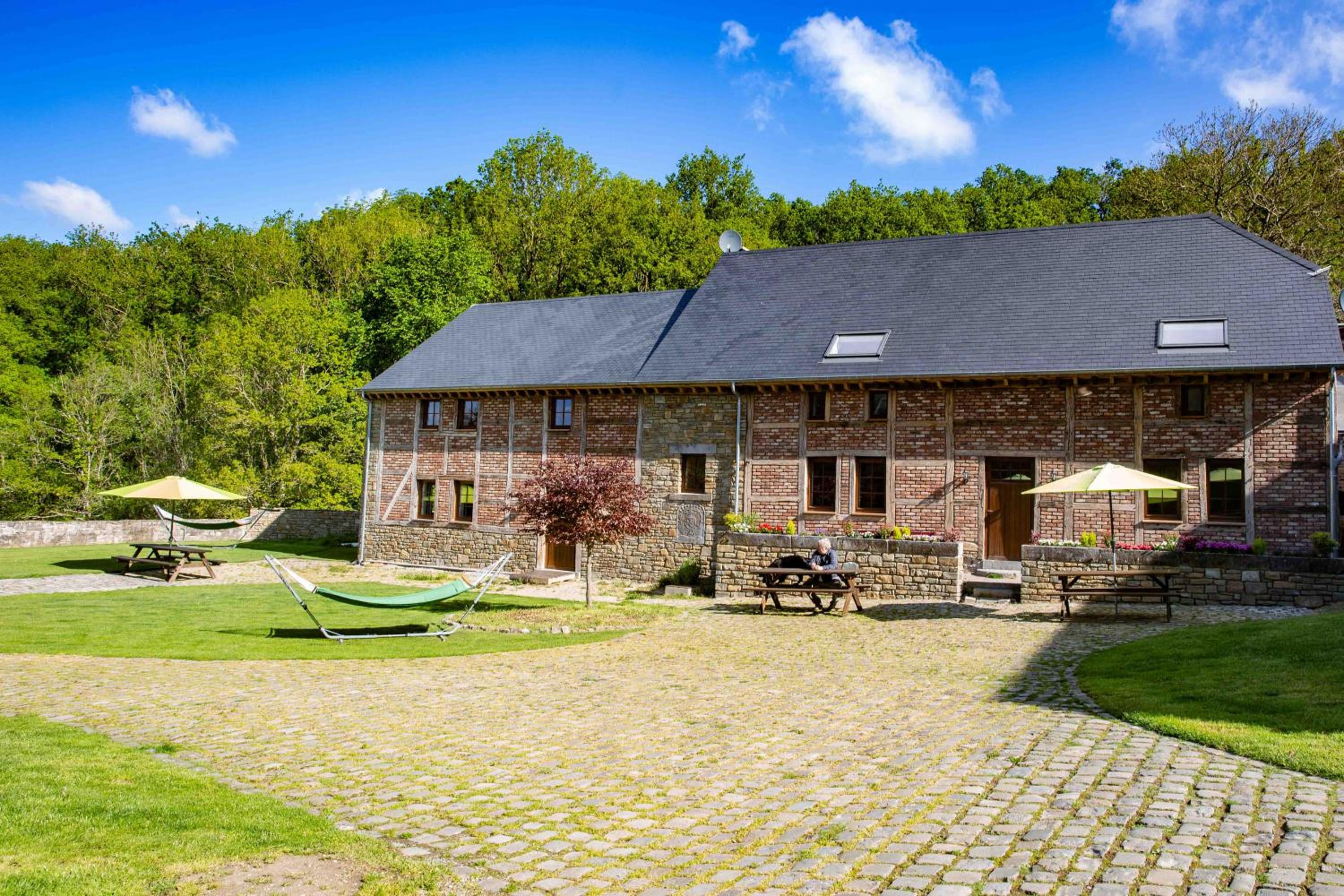 B&B Ferme de Leuze Rustieke Gîtes nabij Durbuy, eigen laadpalen