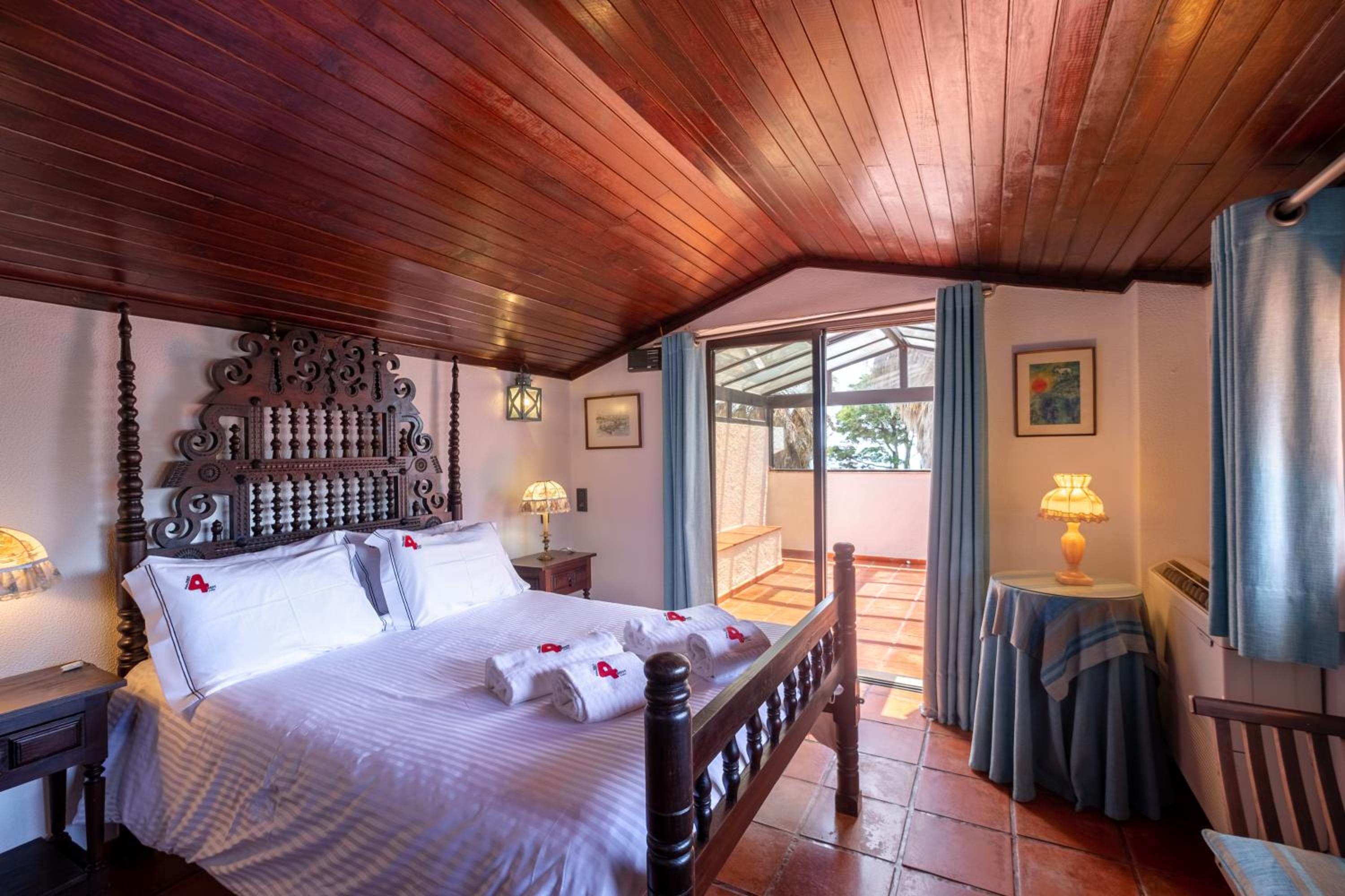 Panoramic Ocean View Villa & Pool in Sesimbra by Rent4Rest view 3