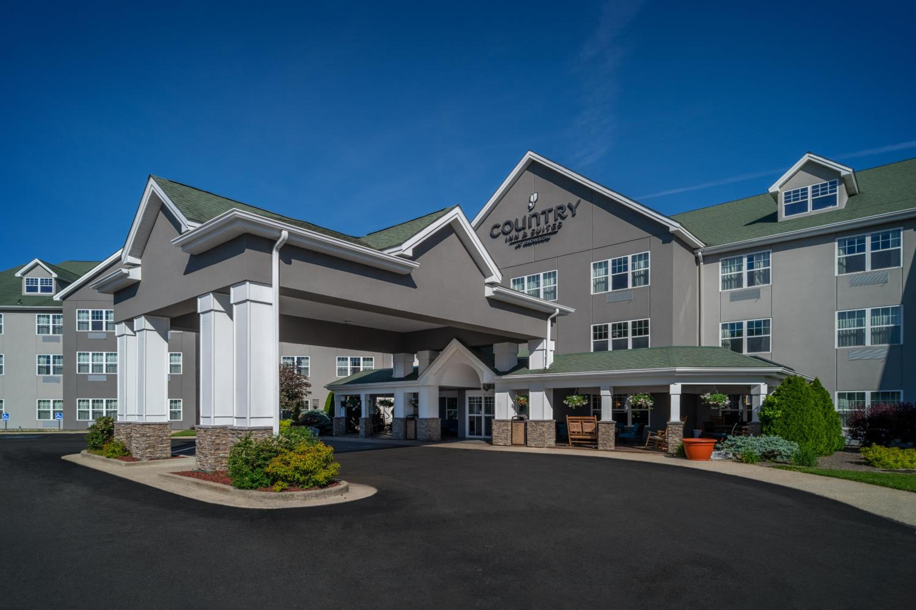 Beckley Vacations - Country Inn  Suites by Radisson, Beckley, WV - Property Image 9