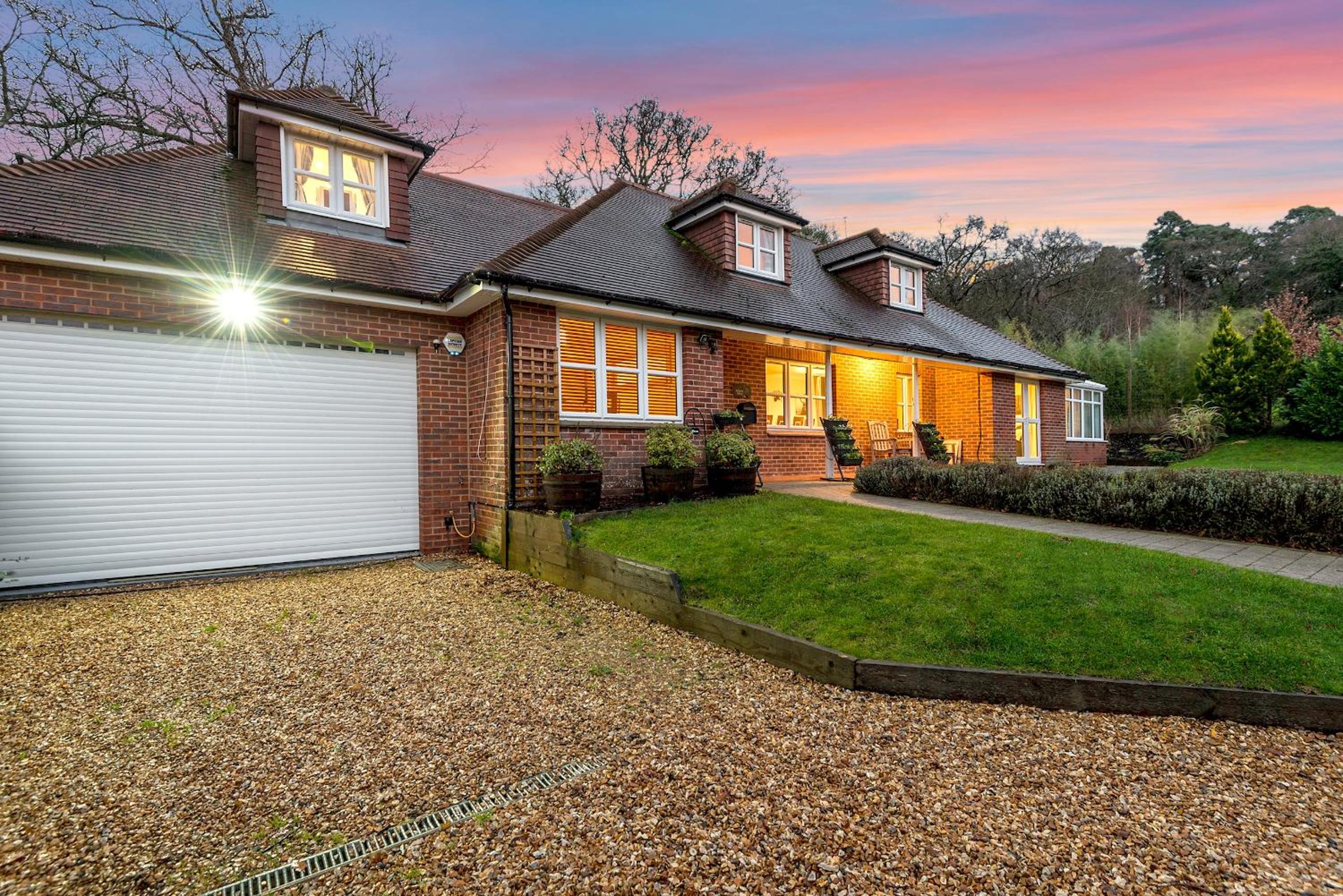 Mews Hill, 5 bedroom New Forest Holiday Cottage view 2
